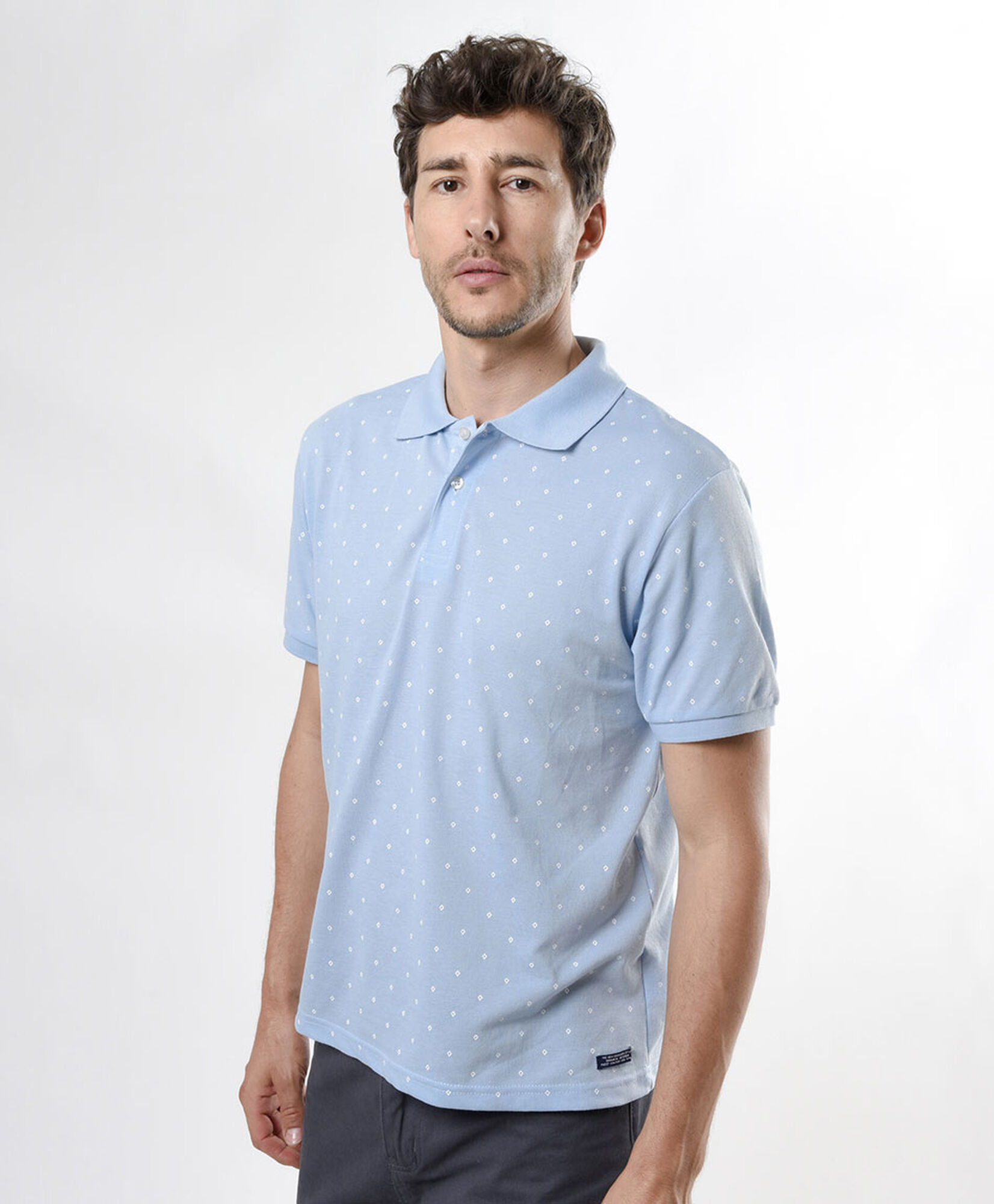 Polera hombre texturizada rombos cuello piqué Polera hombre texturizada rombos cuello piqué