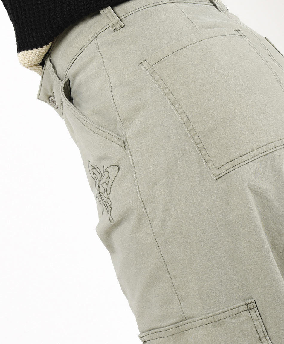 Pantal&oacute;n mujer cargo bordado