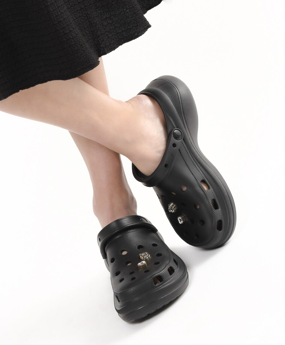 Sandalia mujer dijes negra