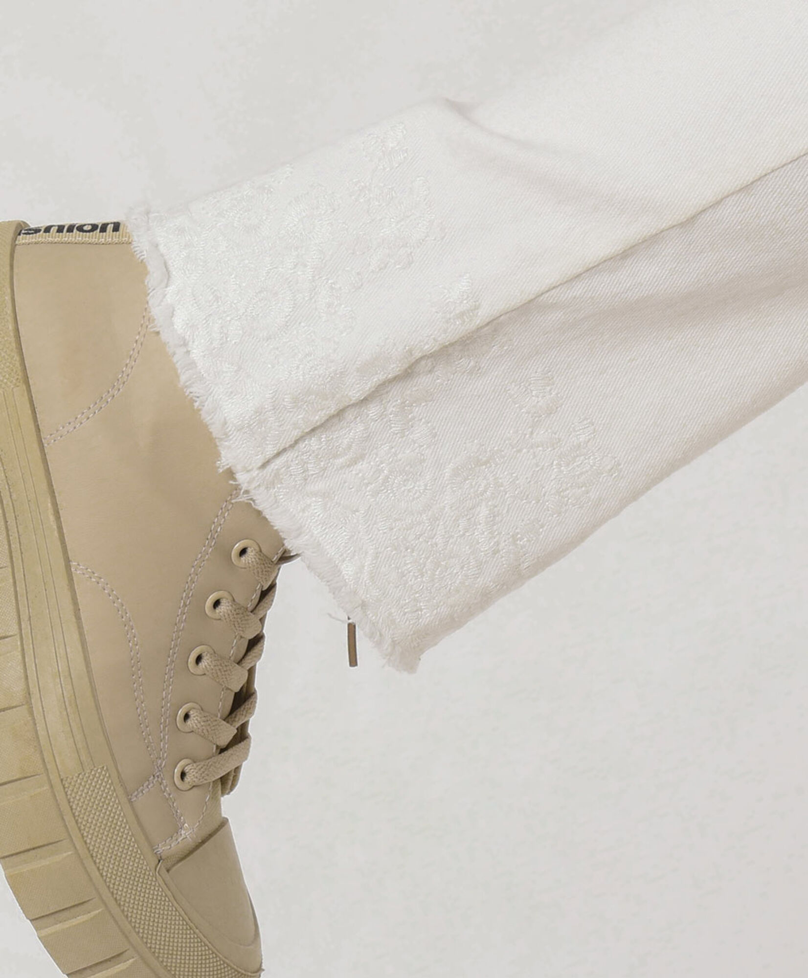 Jeans mujer blanco basta bordada Jeans mujer blanco basta bordada