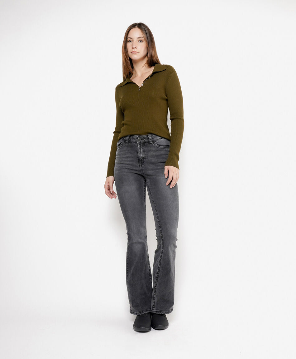 Jeans mujer flare bolsillo bordado