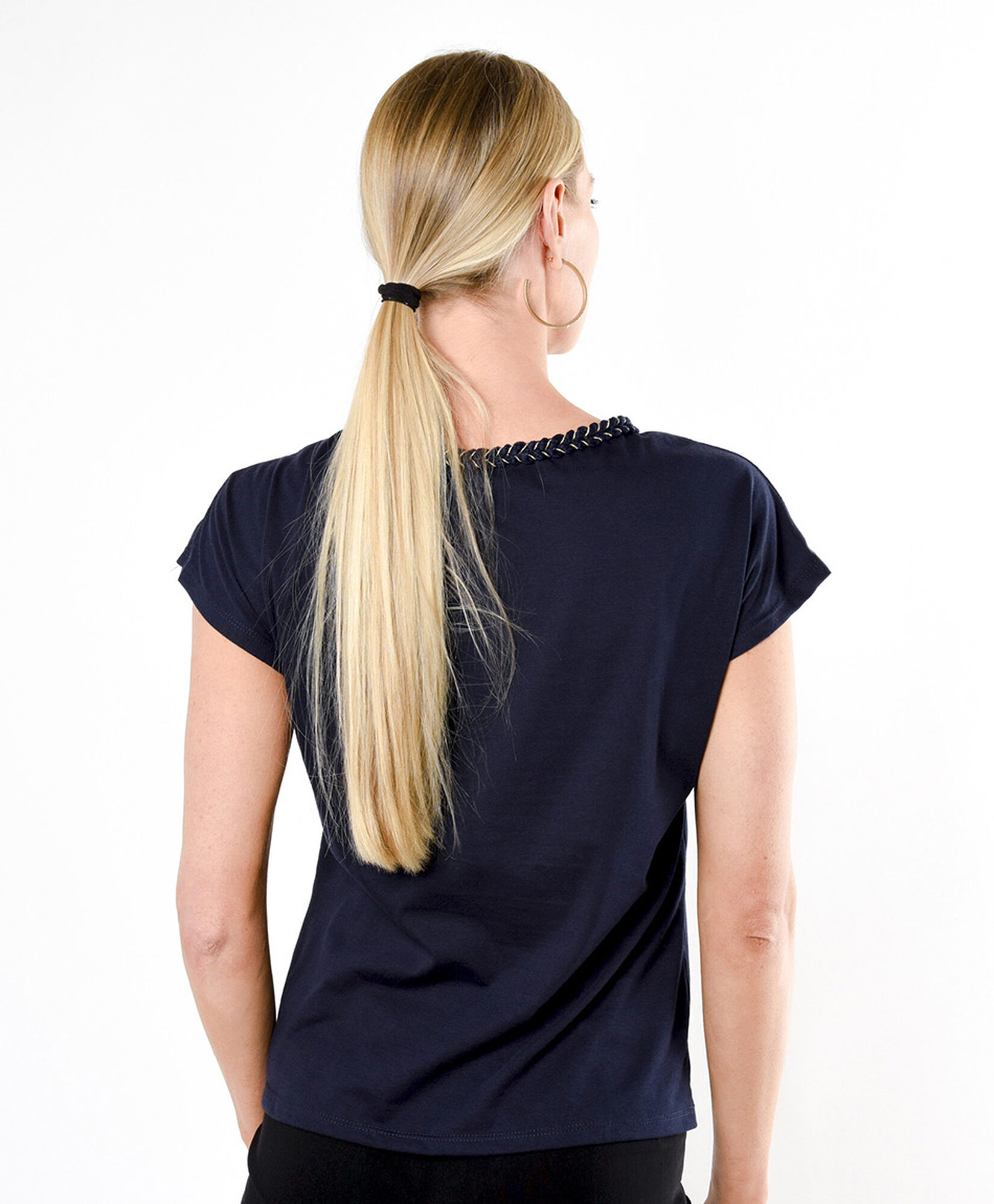 Polera mujer cuello hilos dorados Polera mujer cuello hilos dorados
