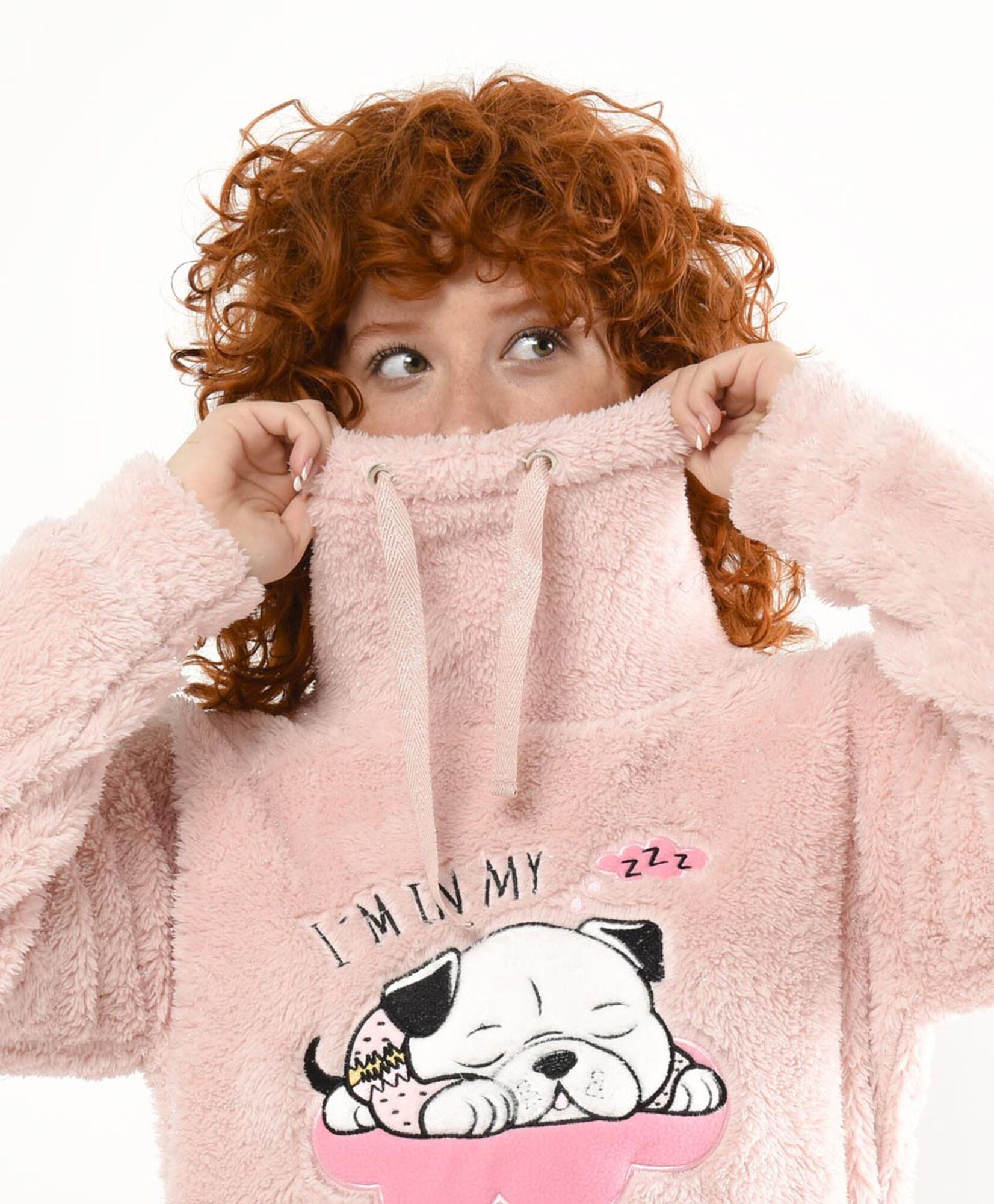Polerón bata mujer estampado perrito cuello alto Polerón bata mujer estampado perrito cuello alto