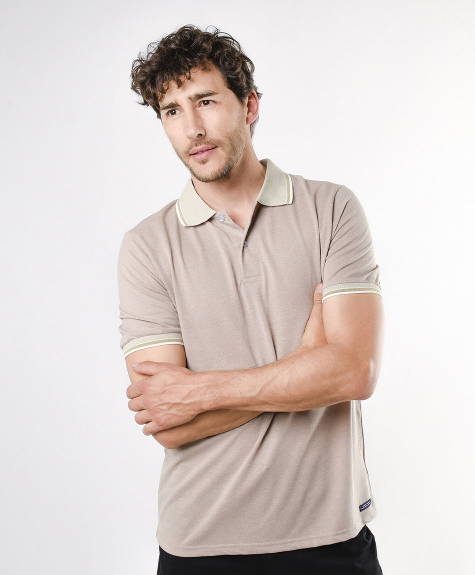 Polera hombre beige líneas en cuello piqué Polera hombre beige líneas en cuello piqué