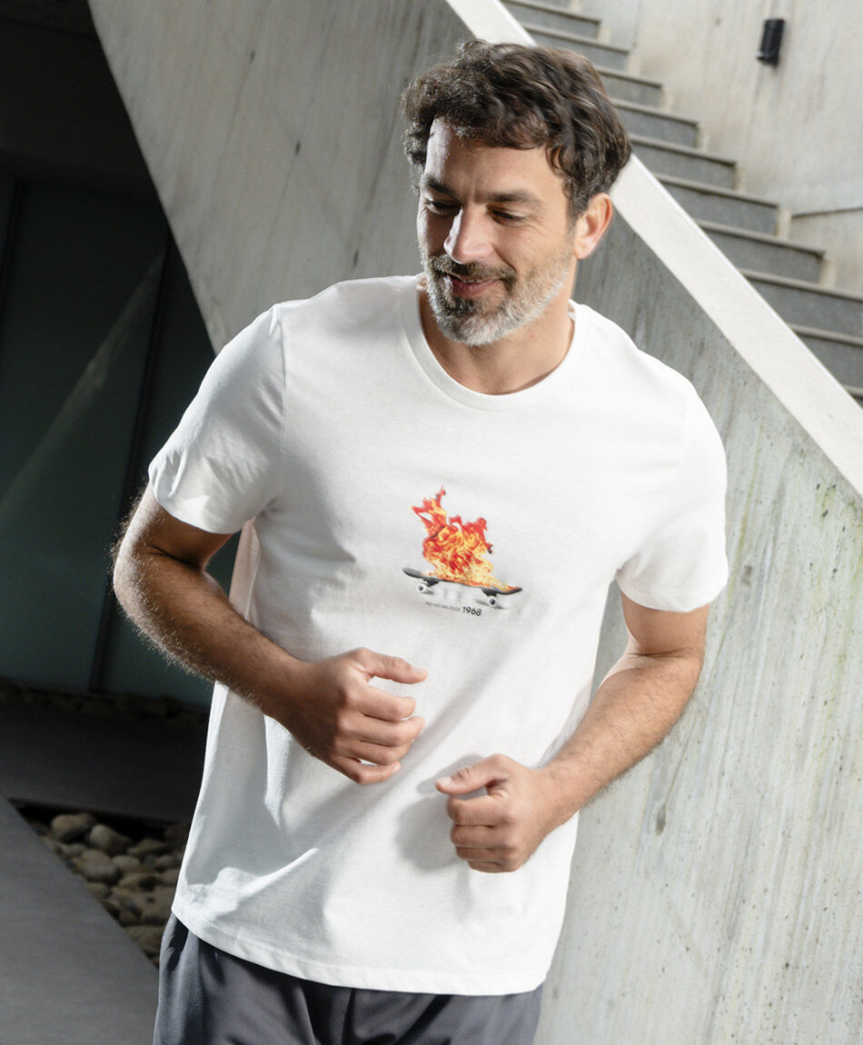 Polera hombre patineta en llamas