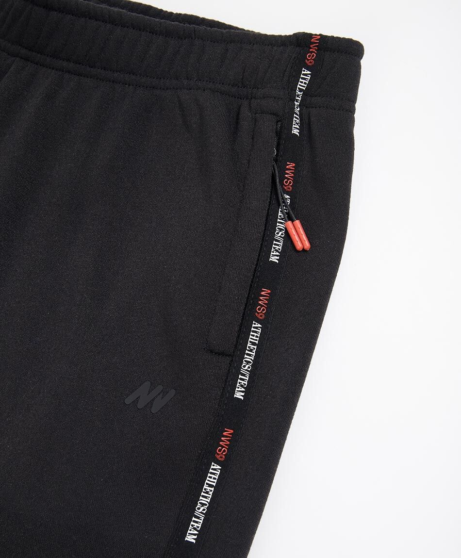 Pantal&oacute;n deportivo hombre l&iacute;neas texto