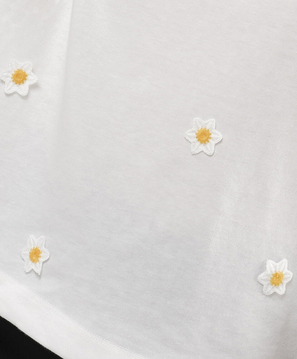 Polera mujer margaritas bordadas