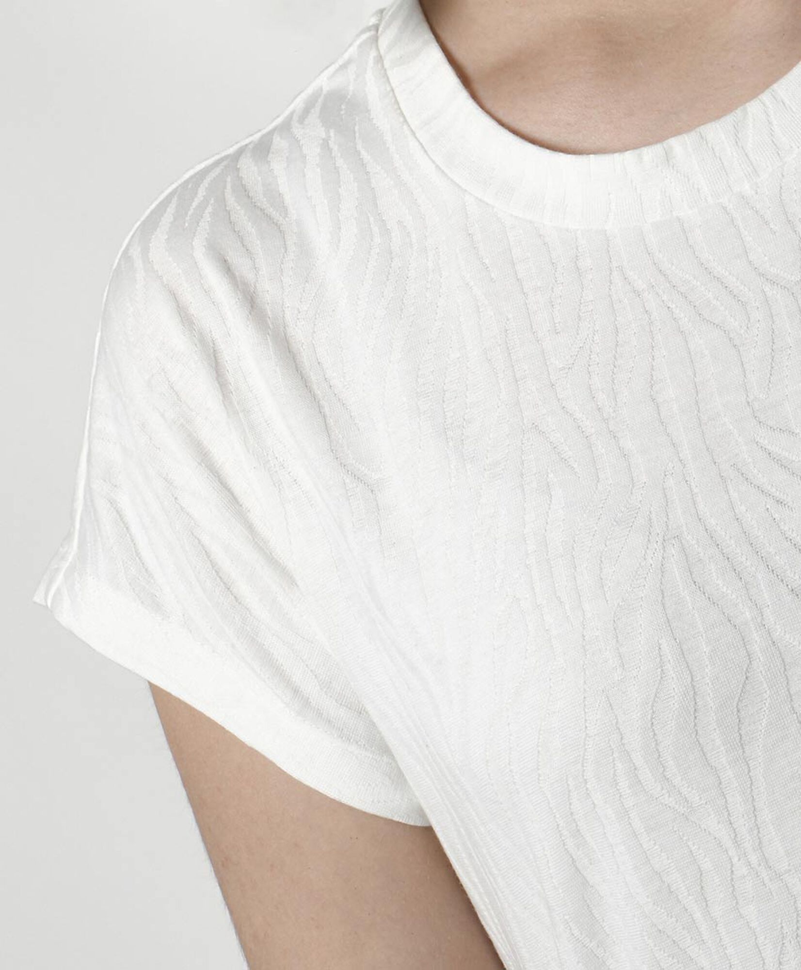 Polera mujer textura animal print blanca Polera mujer textura animal print blanca