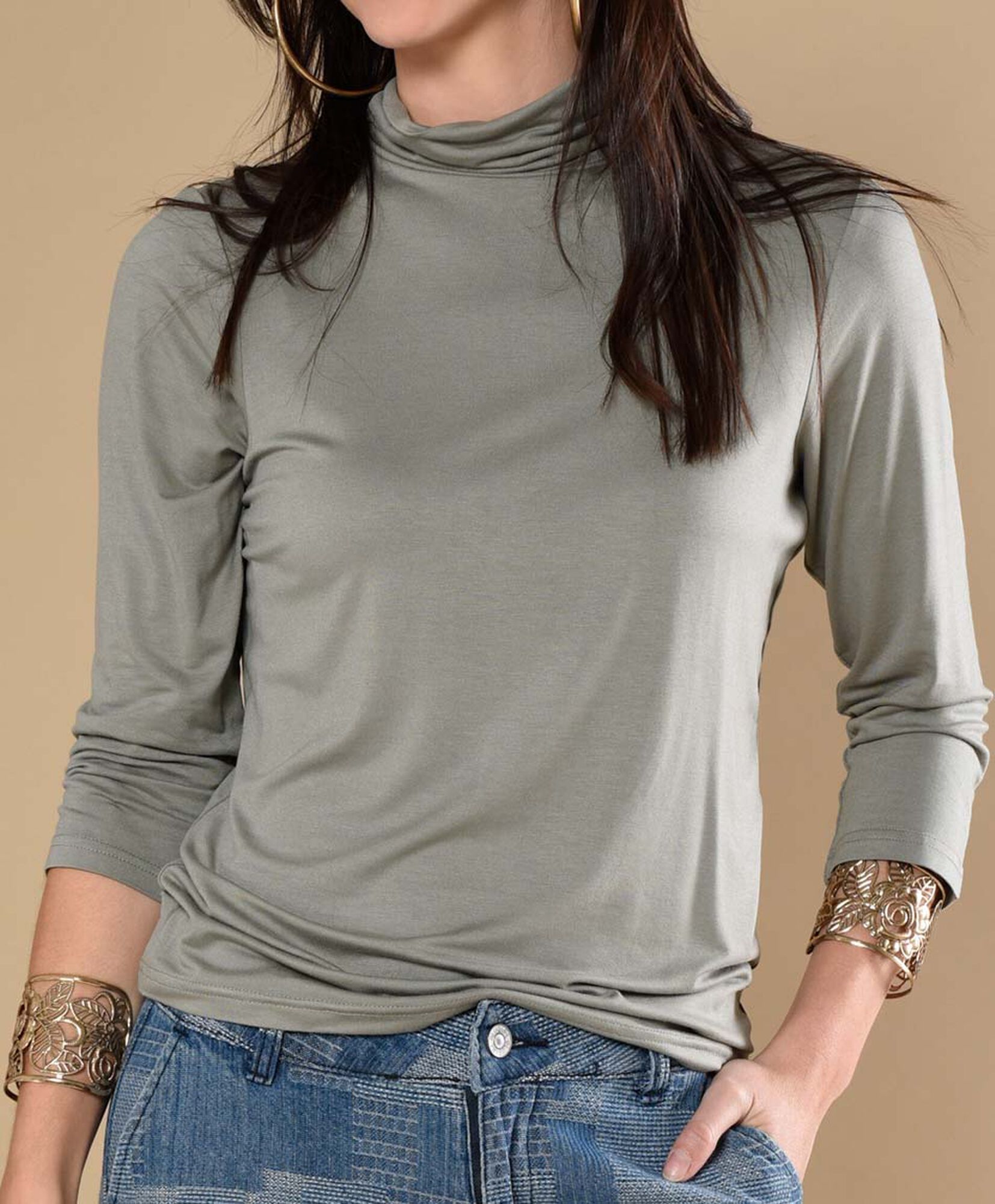 Polera mujer cuello alto lisa Polera mujer cuello alto lisa