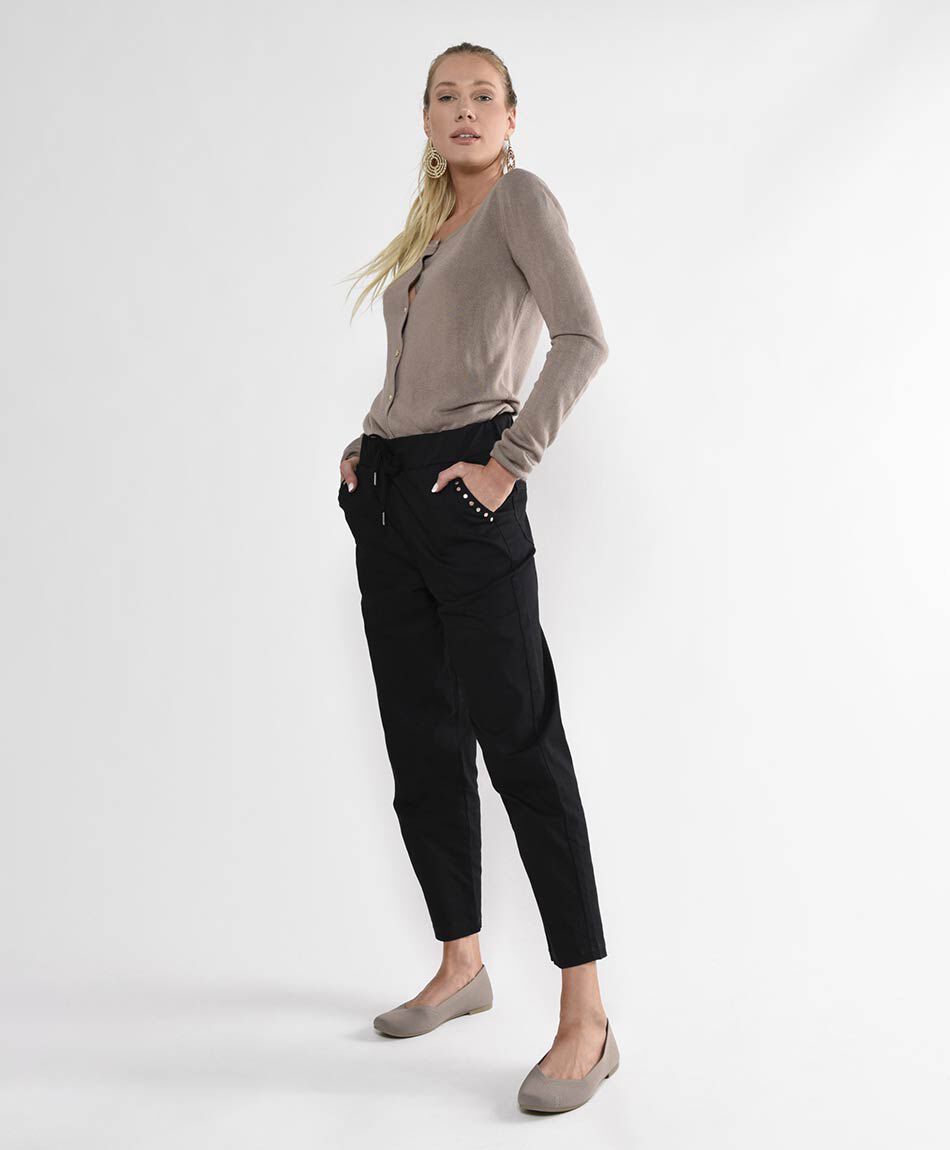 Pantal&oacute;n mujer tachas en bolsillos