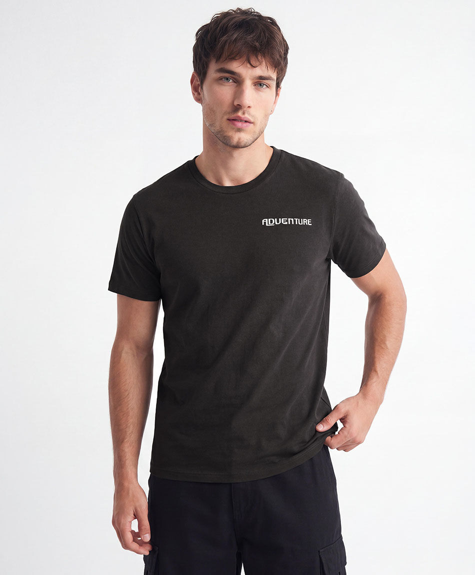 Polera hombre estampado adventure flags