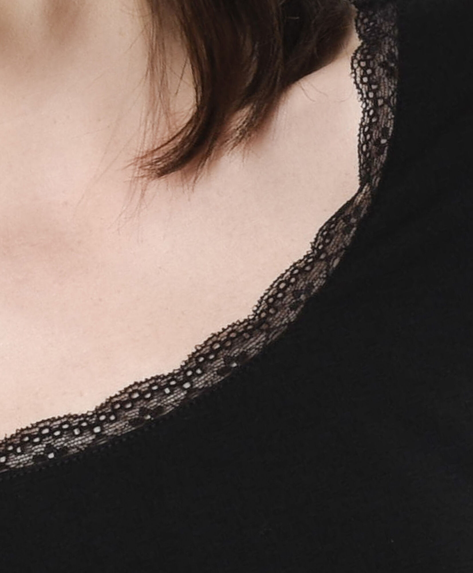 Polera mujer cuello encaje negra Polera mujer cuello encaje negra