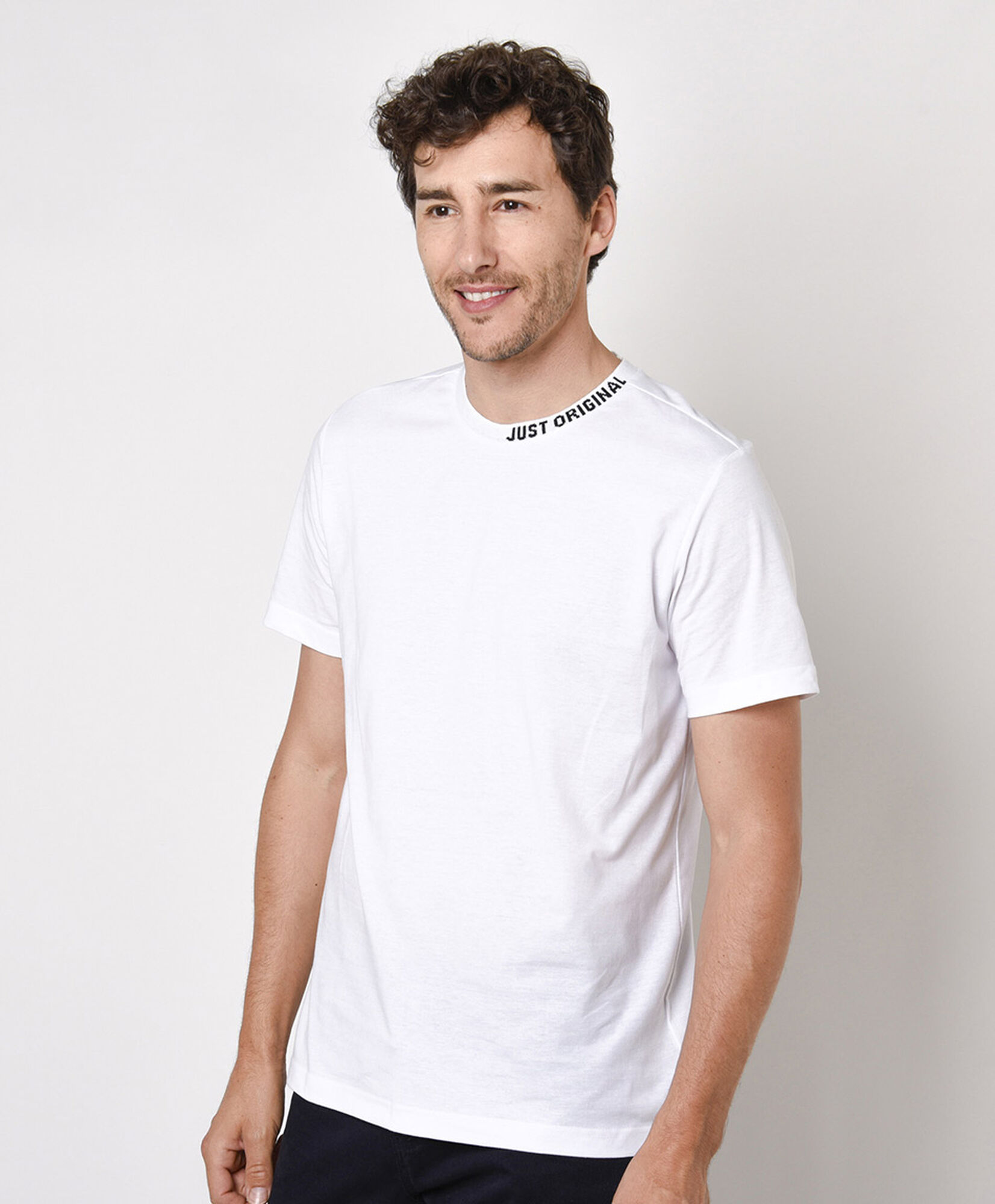 Polera hombre texto cuello Polera hombre texto cuello