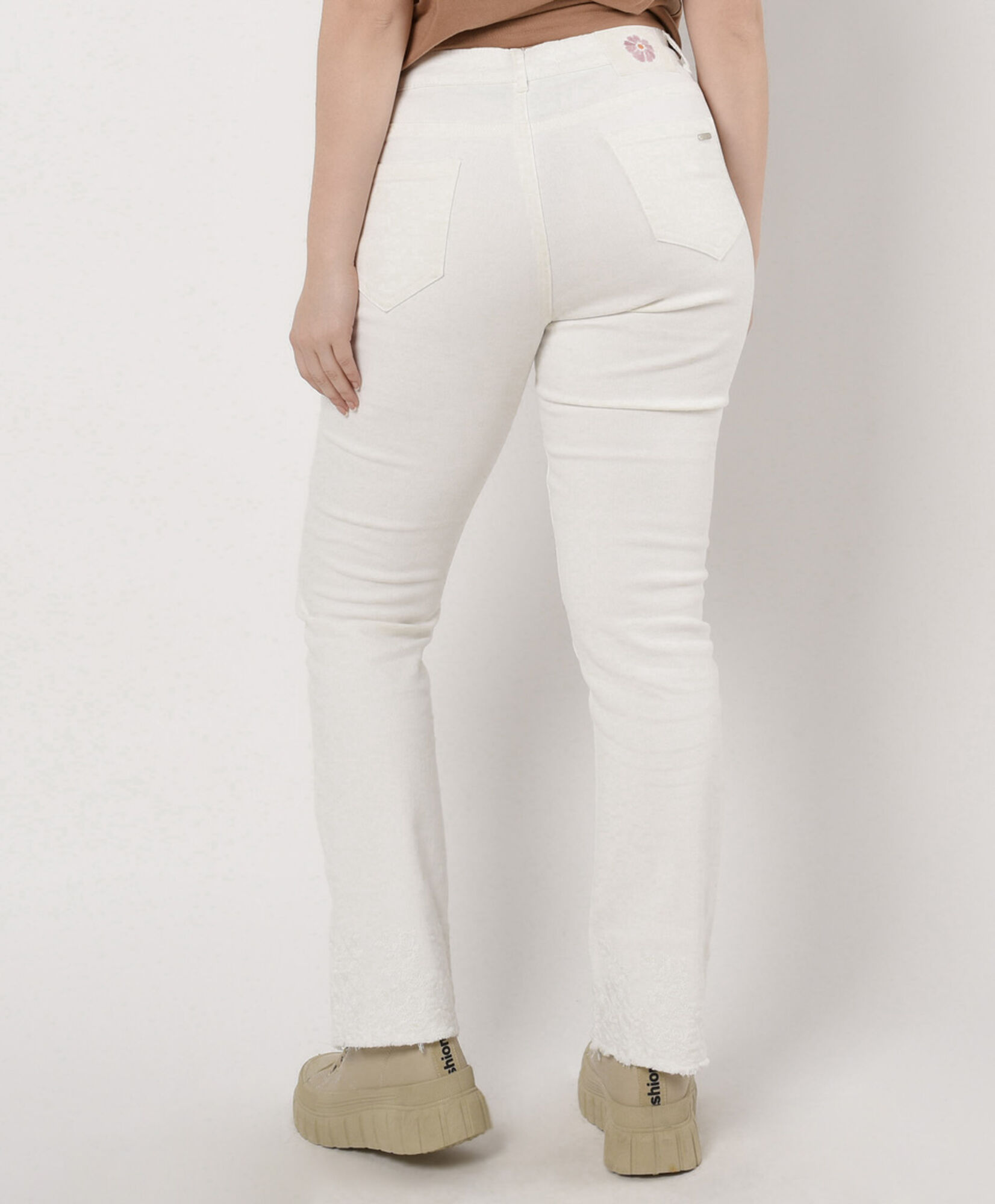Jeans mujer blanco basta bordada Jeans mujer blanco basta bordada