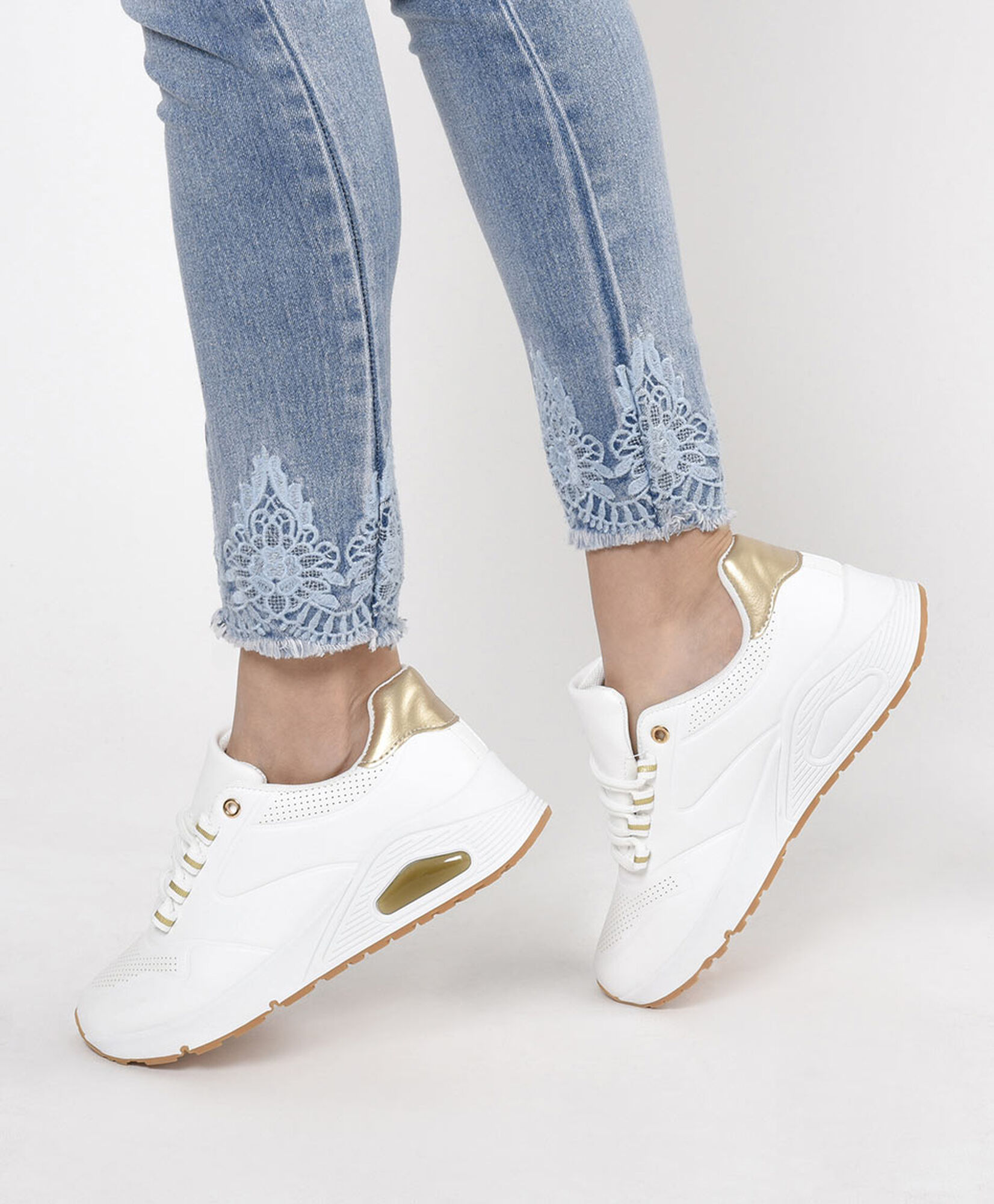 Zapatilla mujer detalles dorados air Zapatilla mujer detalles dorados air
