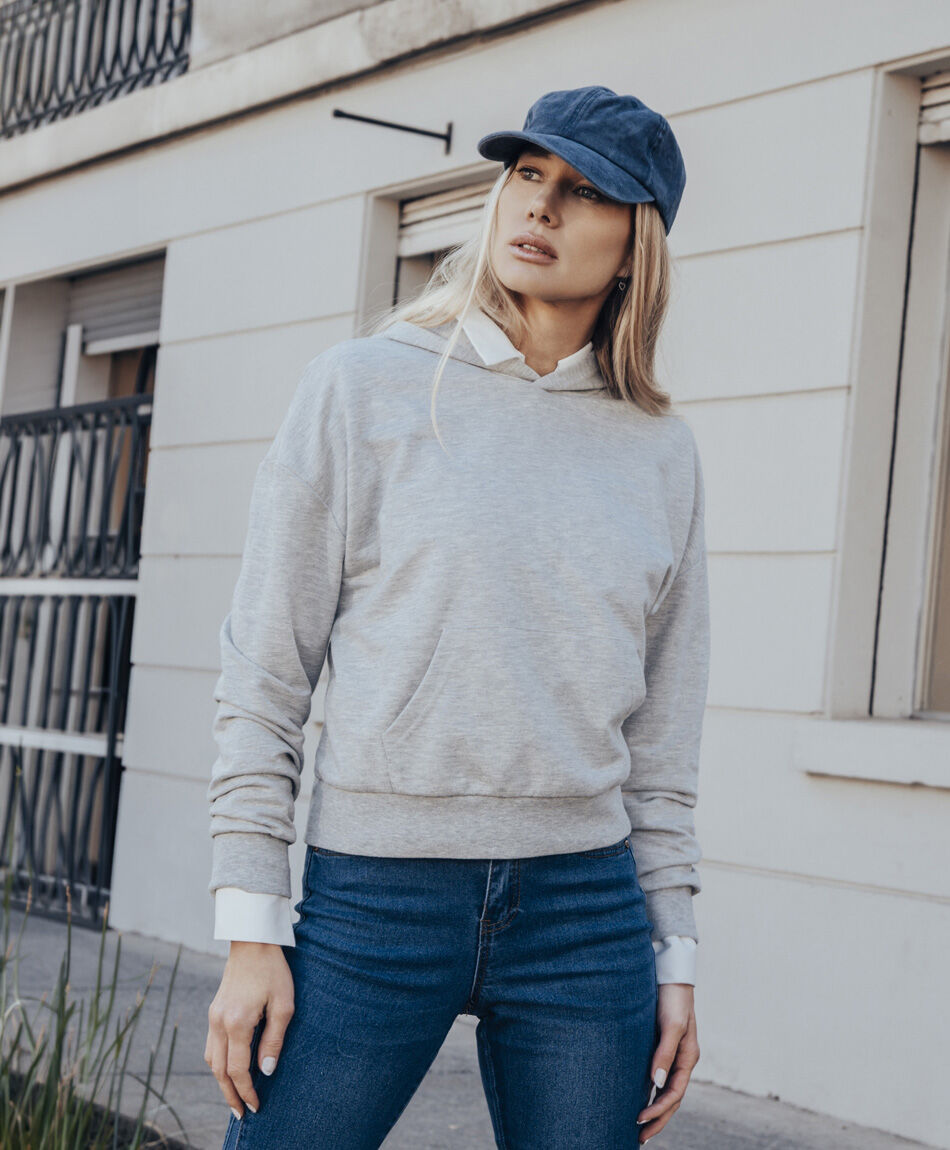 Poler&oacute;n mujer b&aacute;sico gris