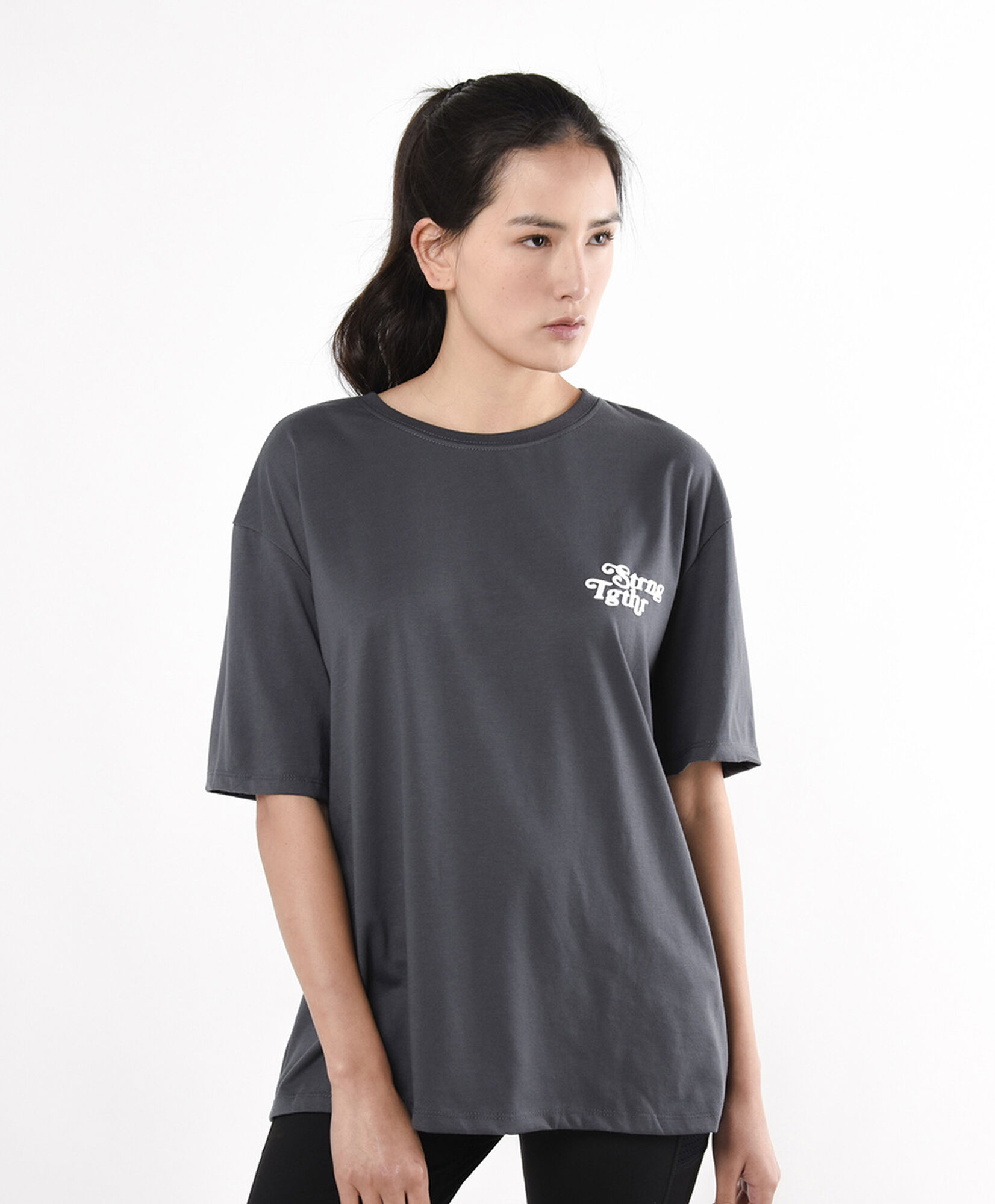 Polera deportiva mujer oversize gris Polera deportiva mujer oversize gris