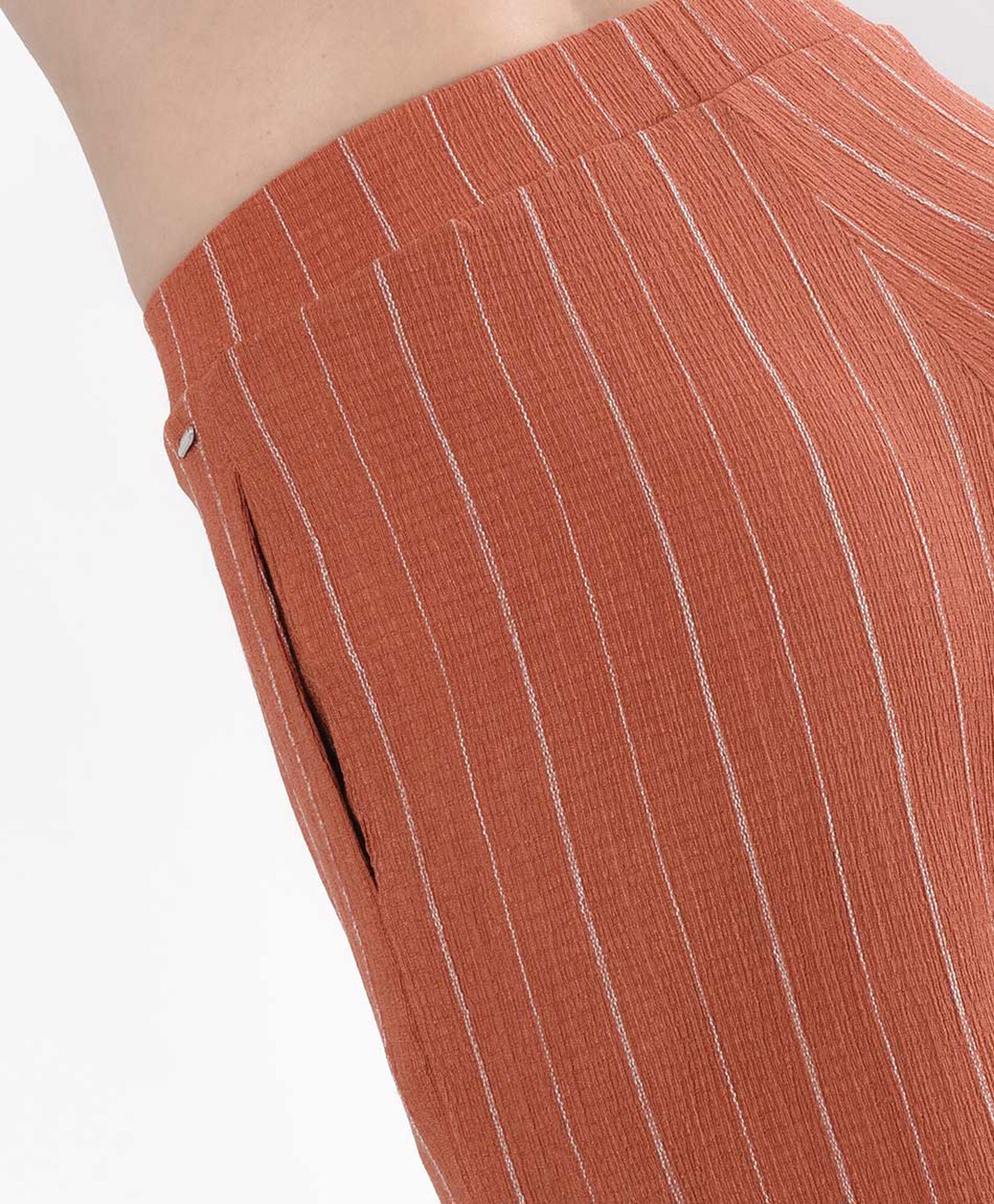 Pantalón mujer texturizado líneas Pantalón mujer texturizado líneas