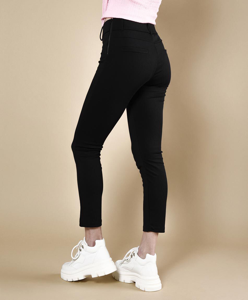 Pantal&oacute;n tiro medio skinny fit