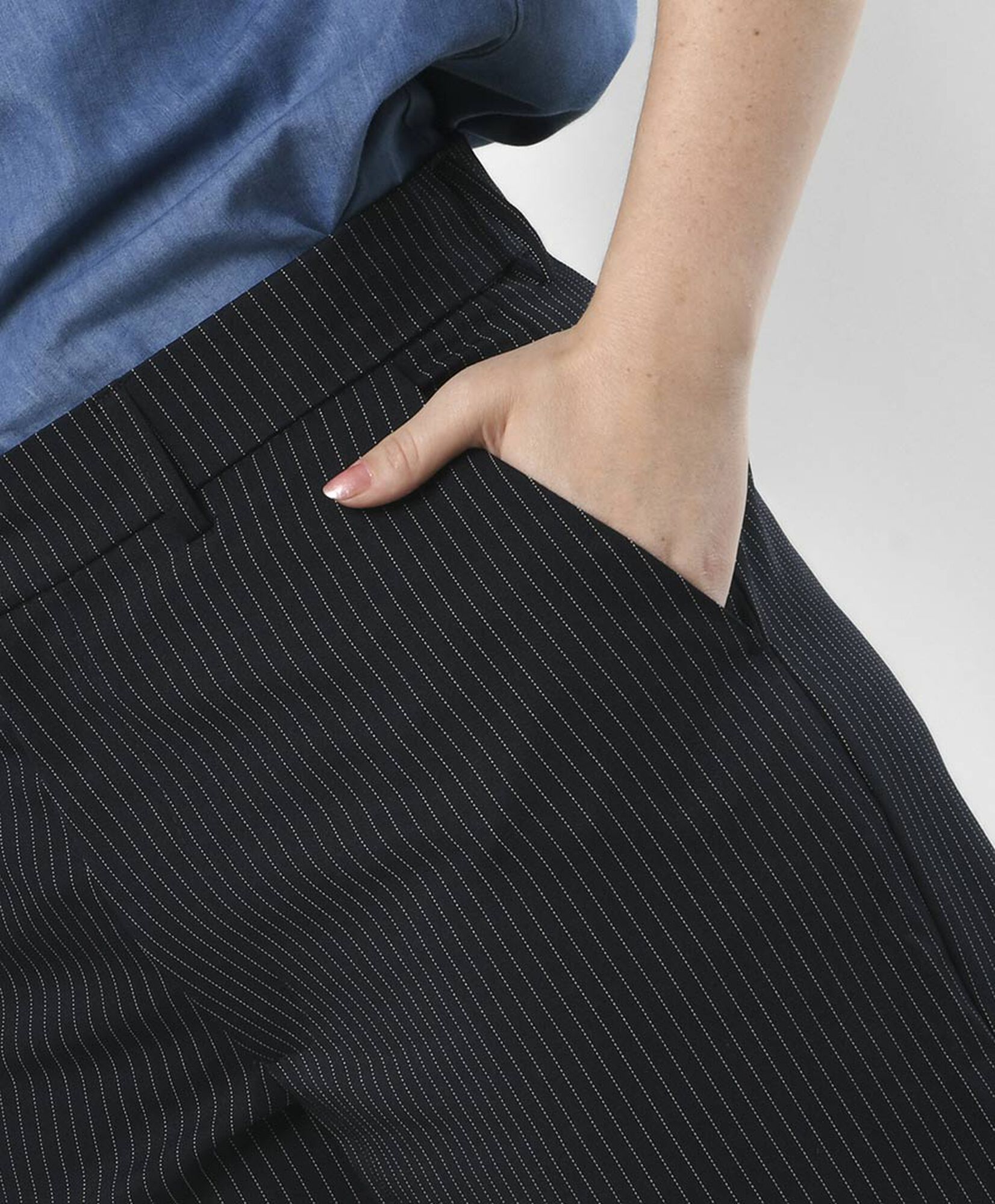 Pantalón mujer líneas finas wide Pantalón mujer líneas finas wide