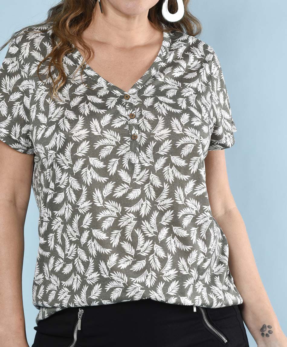 Polera manga corta cuello en v