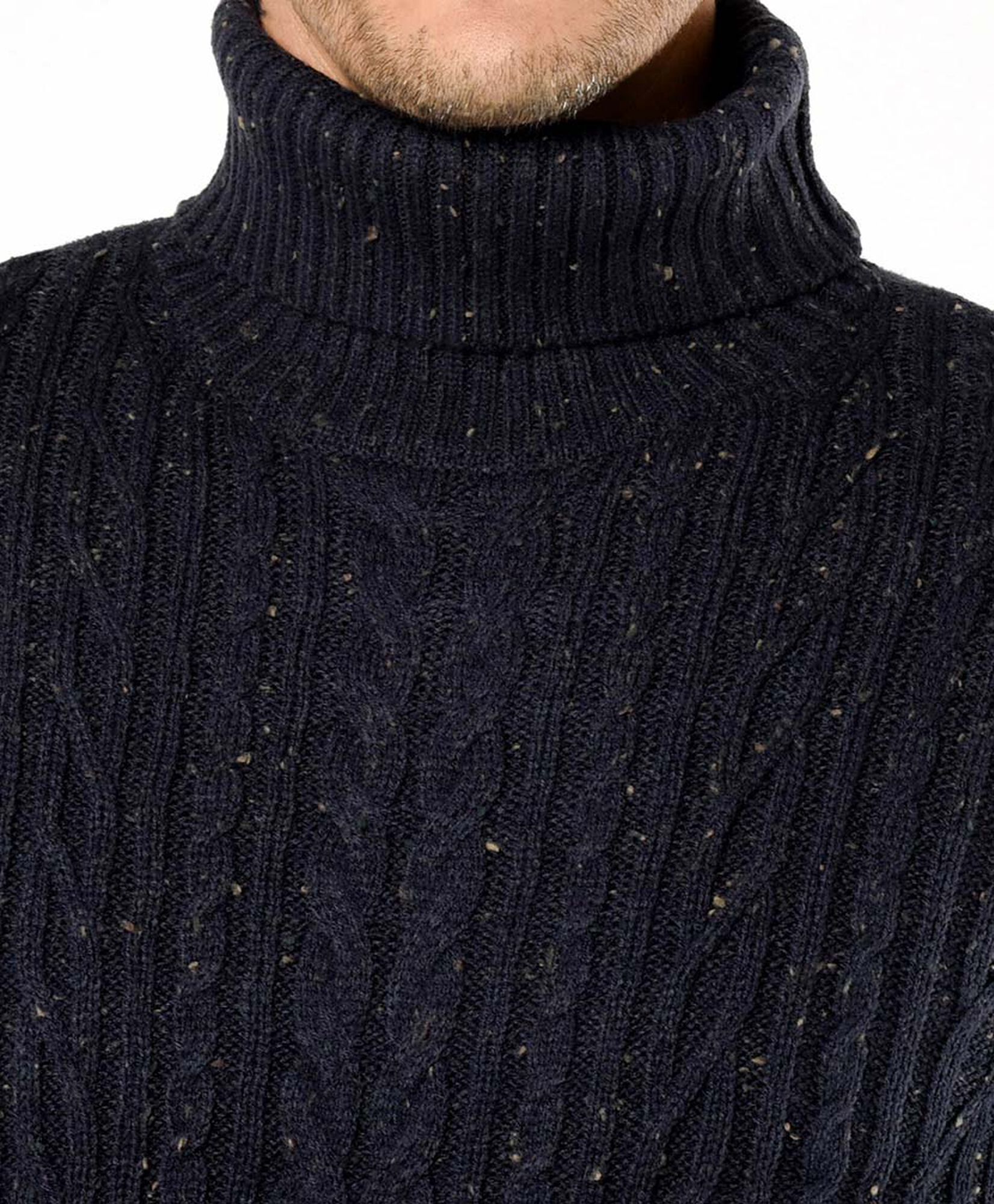 Sweater hombre trenzado cuello alto Sweater hombre trenzado cuello alto