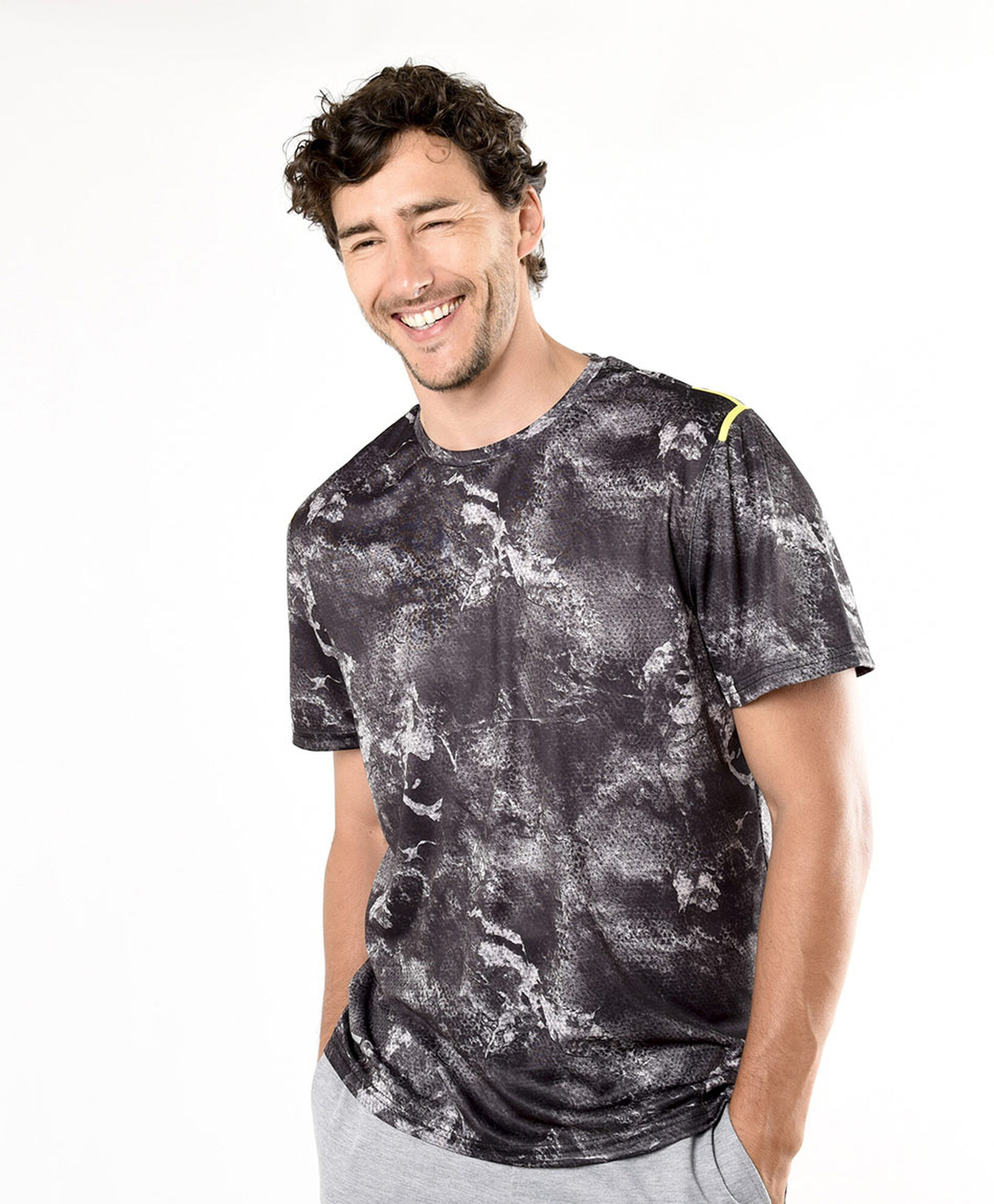 Polera deportiva hombre línea amarilla Polera deportiva hombre línea amarilla