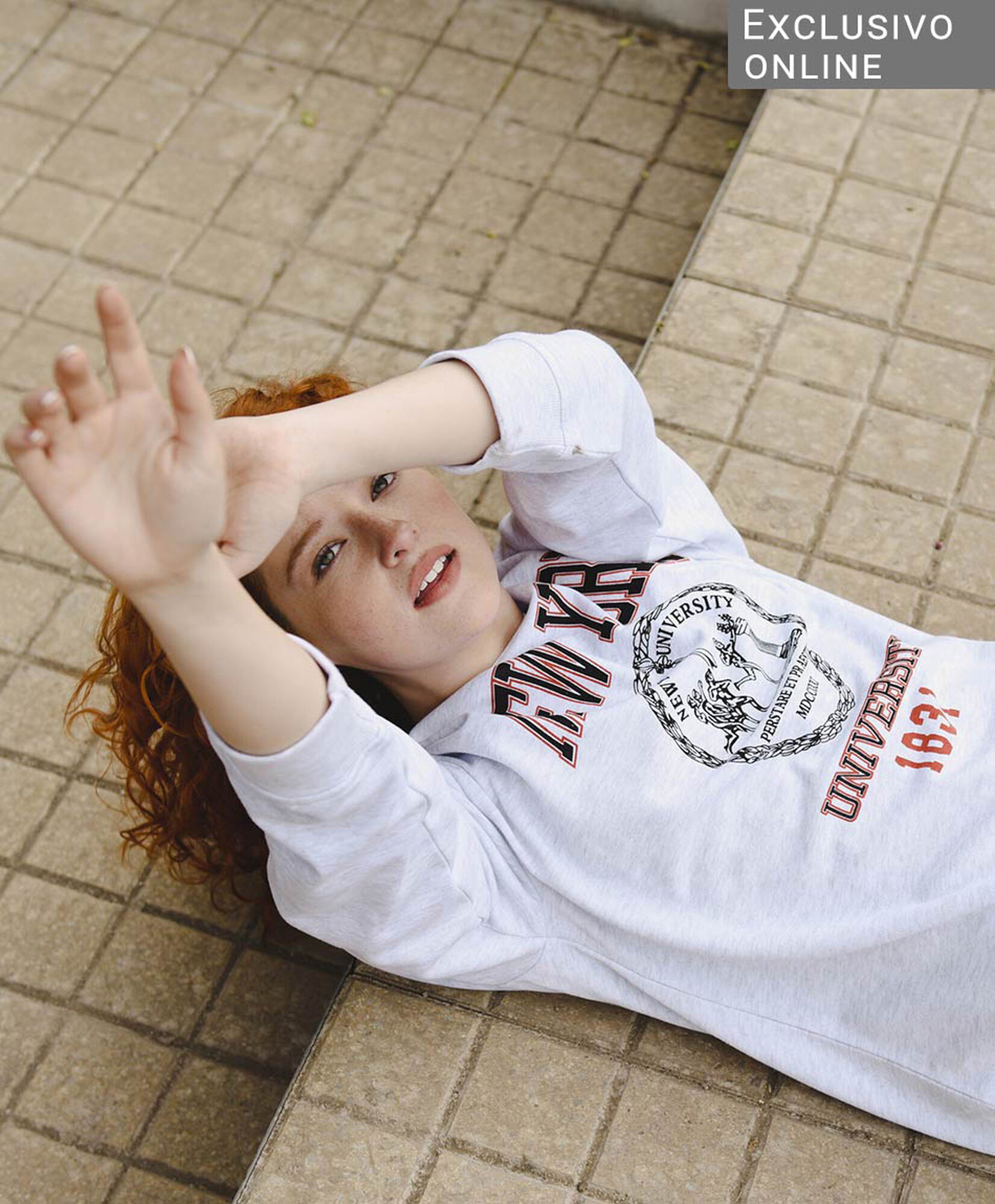 Polerón mujer estampado universitario Polerón mujer estampado universitario