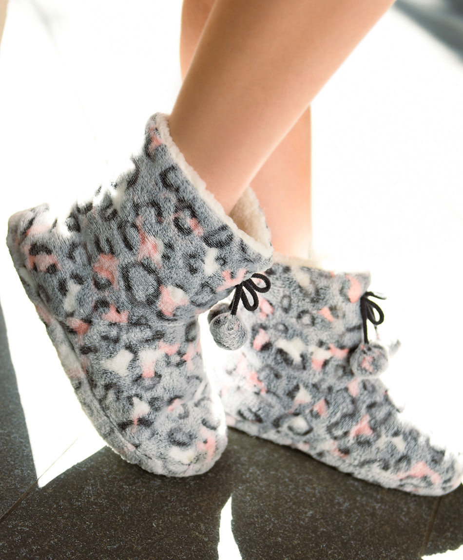 Pantufla mujer animal print ca&ntilde;a alta