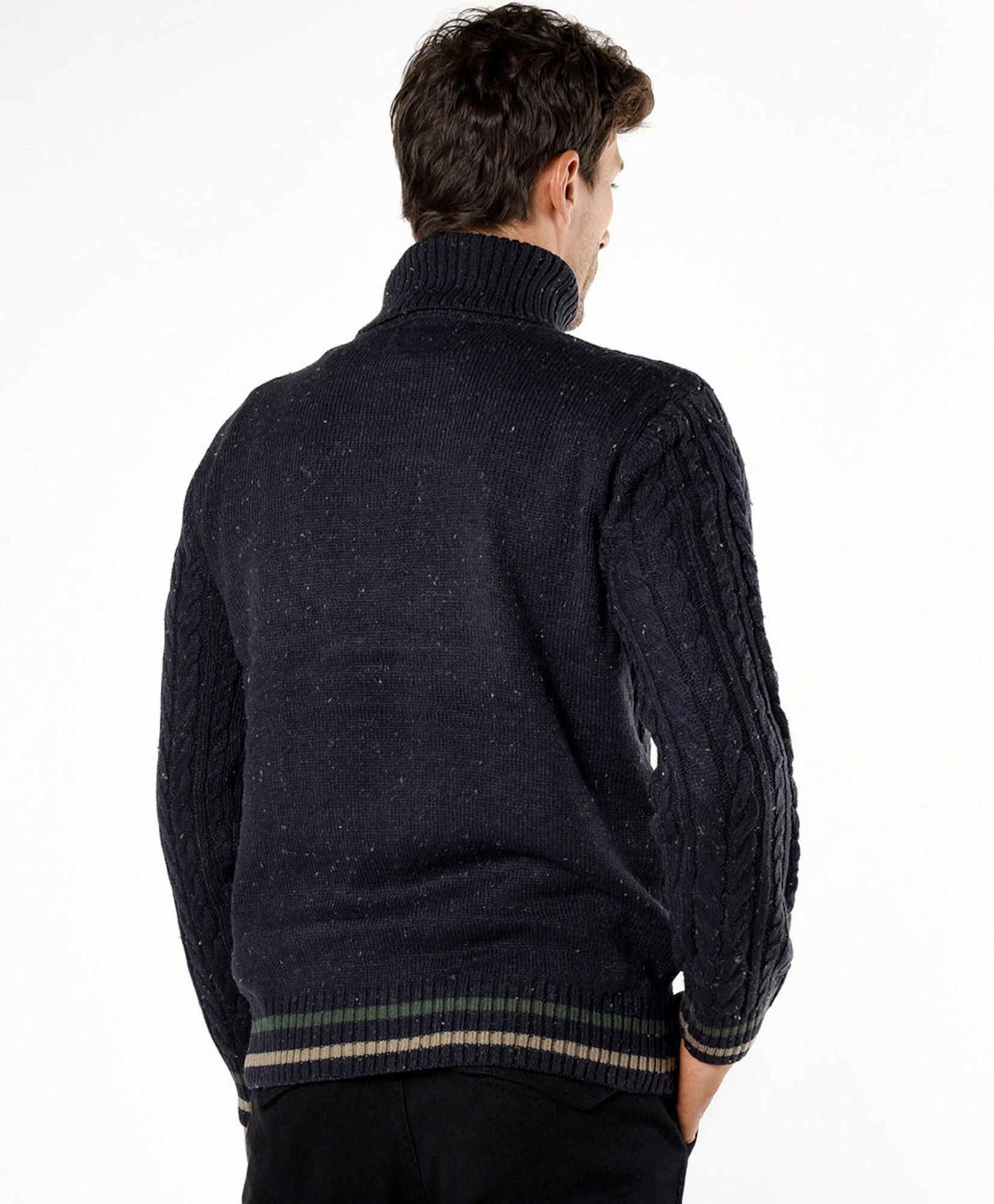 Sweater hombre trenzado cuello alto Sweater hombre trenzado cuello alto
