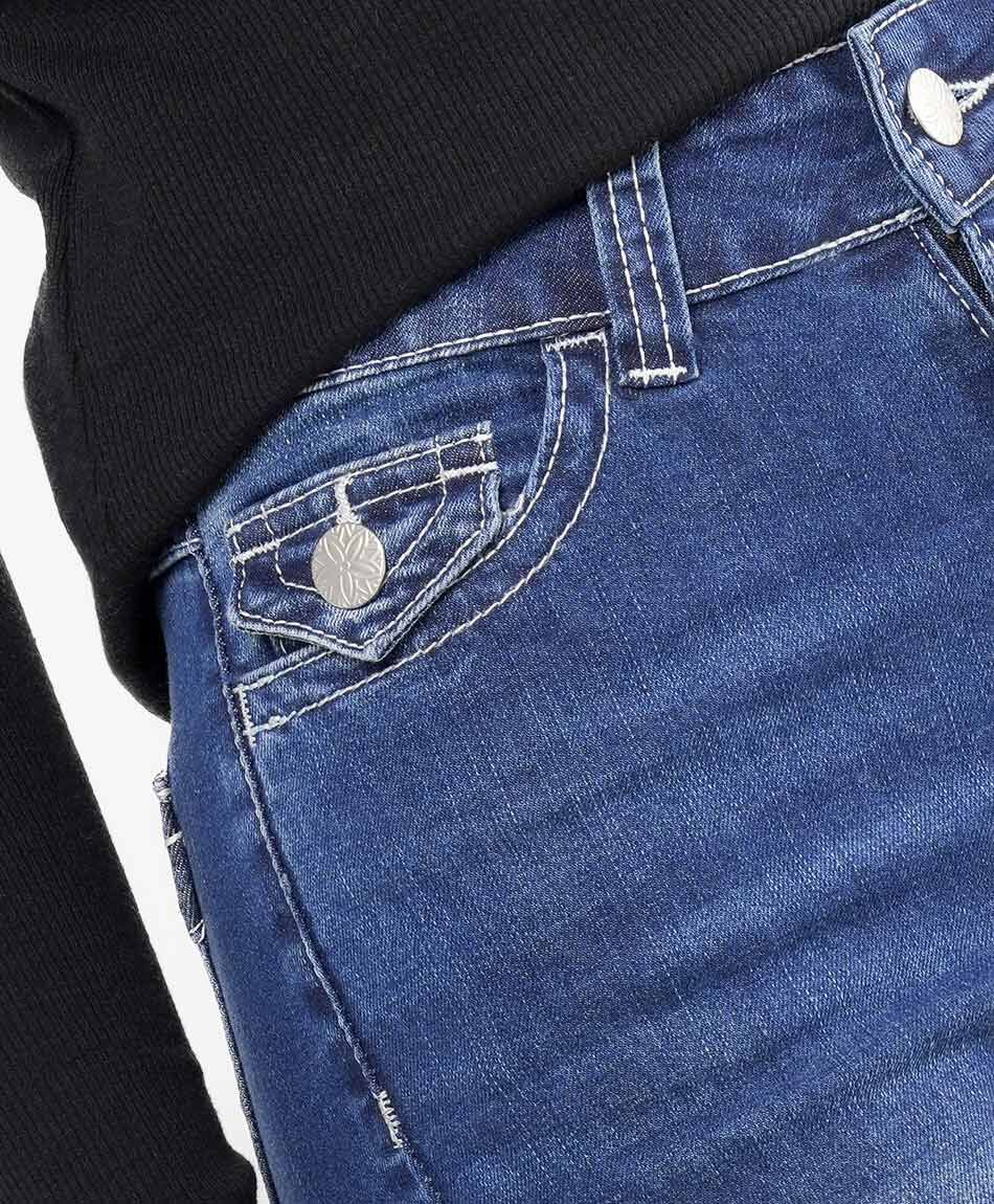 Jeans mujer flare bordado bolsillo
