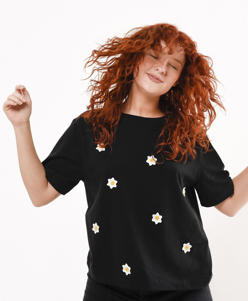 Polera mujer flores bordadas