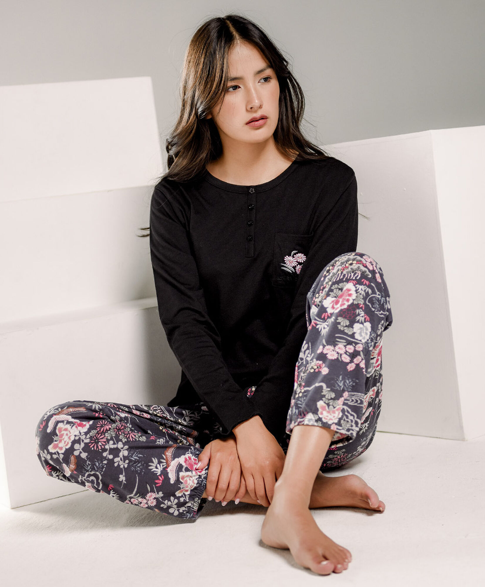 Pijama mujer botones y flor bordada Pijama mujer botones y flor bordada