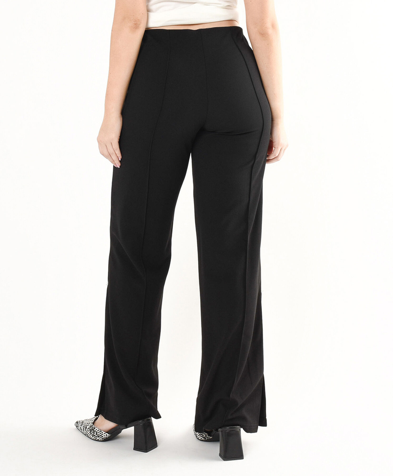 Pantalón mujer botones en basta wide Pantalón mujer botones en basta wide