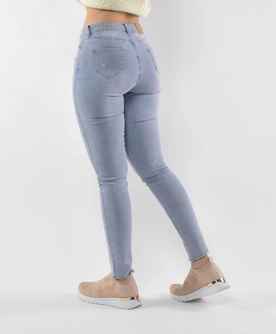 Jeans mujer bordado tiro alto