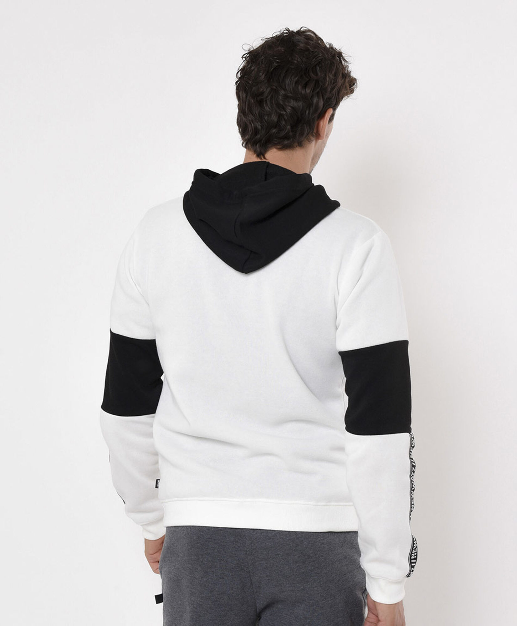 Polerón deportivo hombre bicolor texto Polerón deportivo hombre bicolor texto