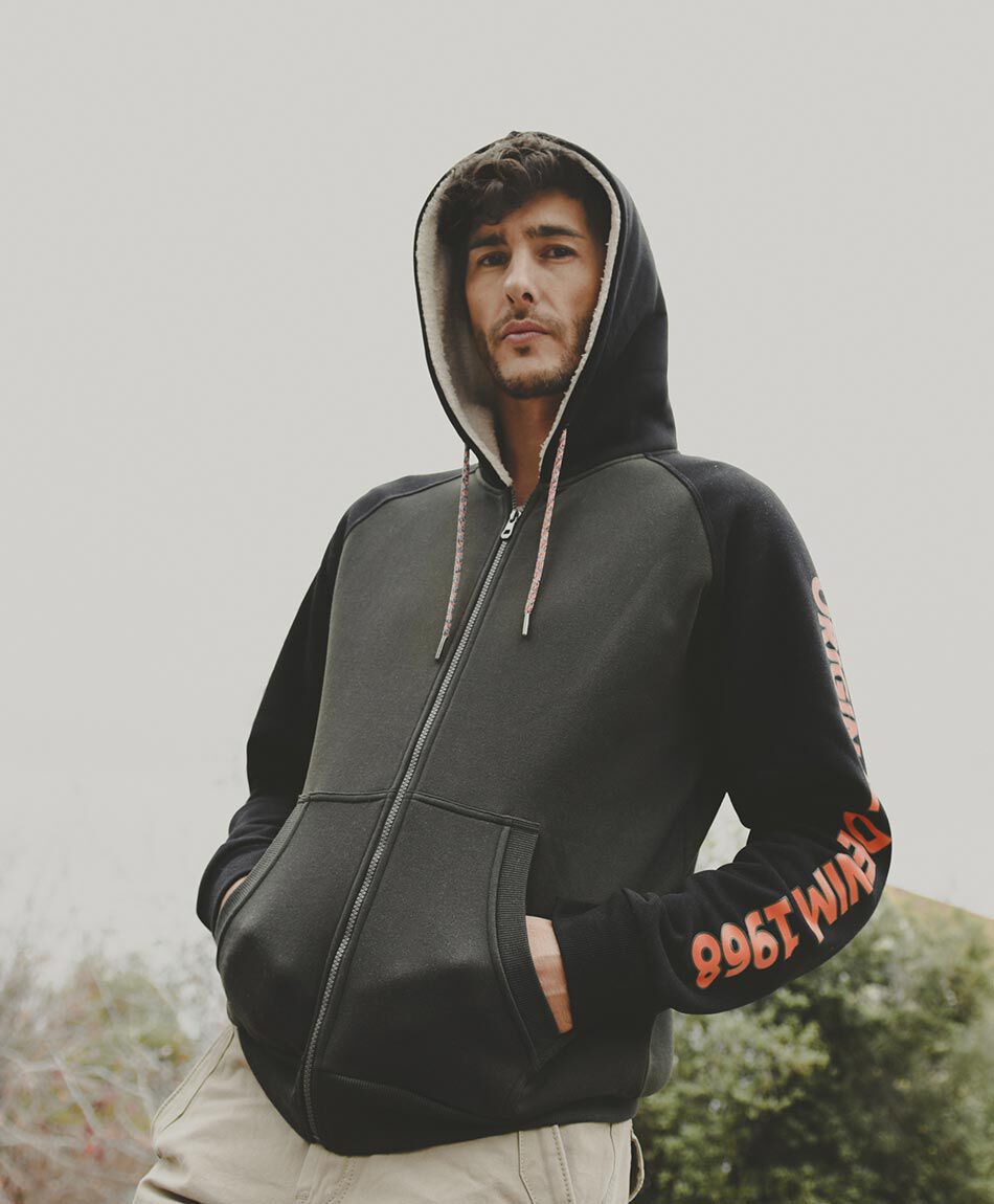 Poler&oacute;n hombre bicolor manga estampada