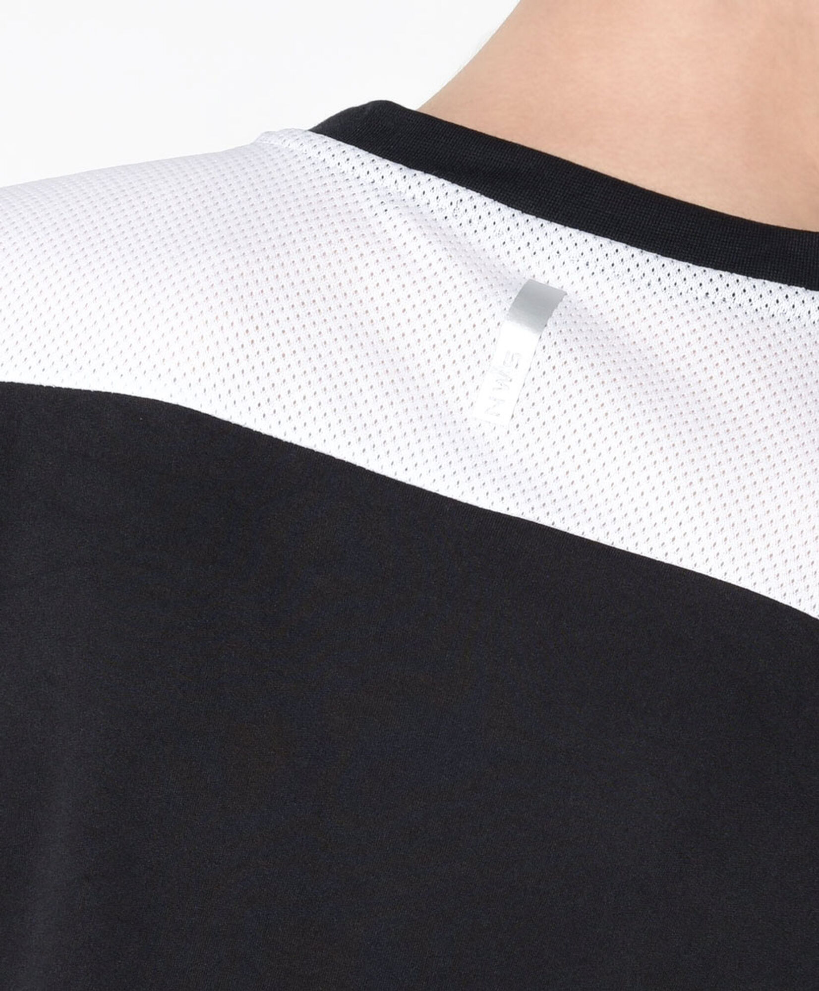 Polera deportiva hombre bicolor cuello en v Polera deportiva hombre bicolor cuello en v