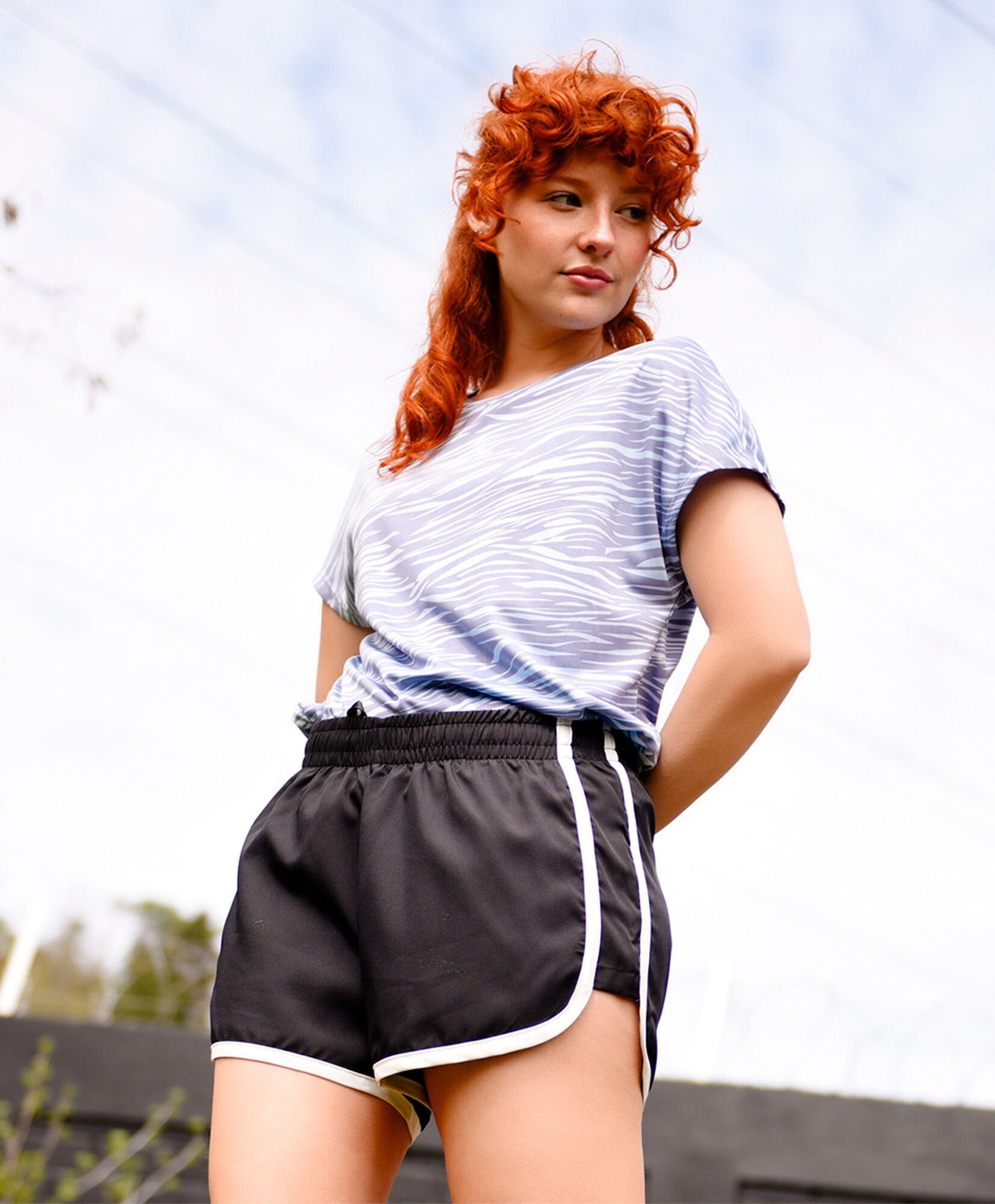 Short deportivo mujer líneas blancas Short deportivo mujer líneas blancas