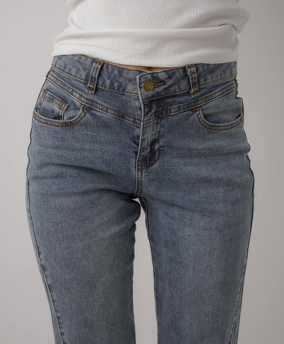 Jeans mujer flare corte lateral