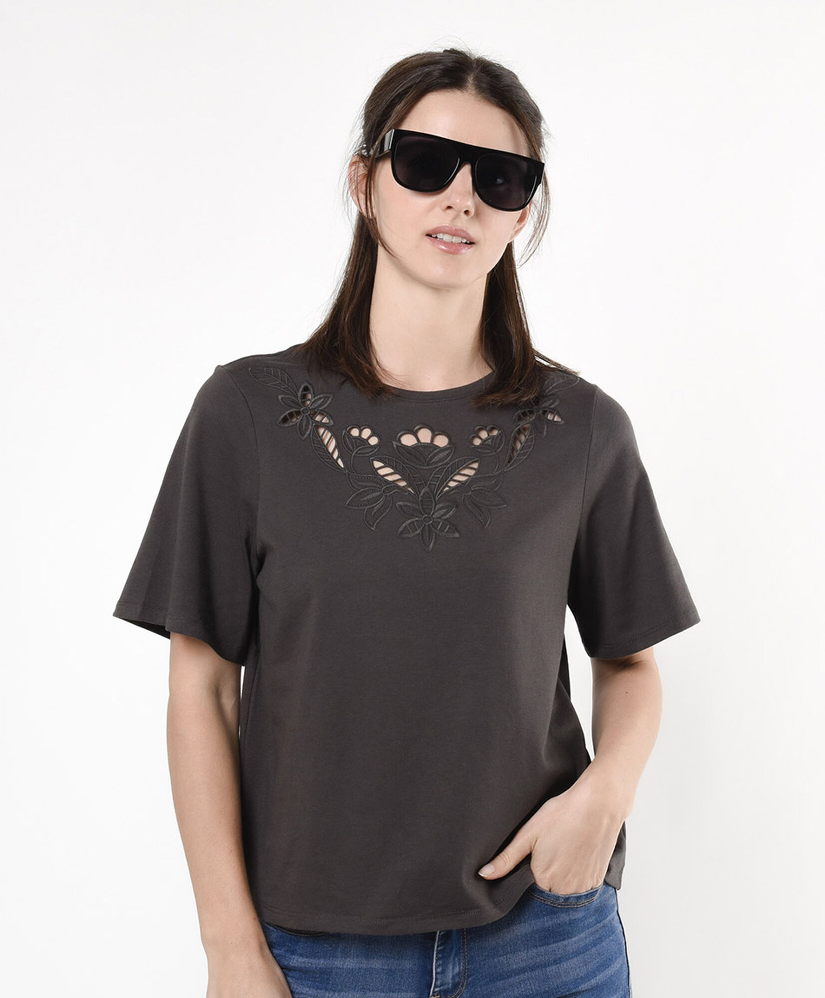 Polera mujer bordada y calada Polera mujer bordada y calada