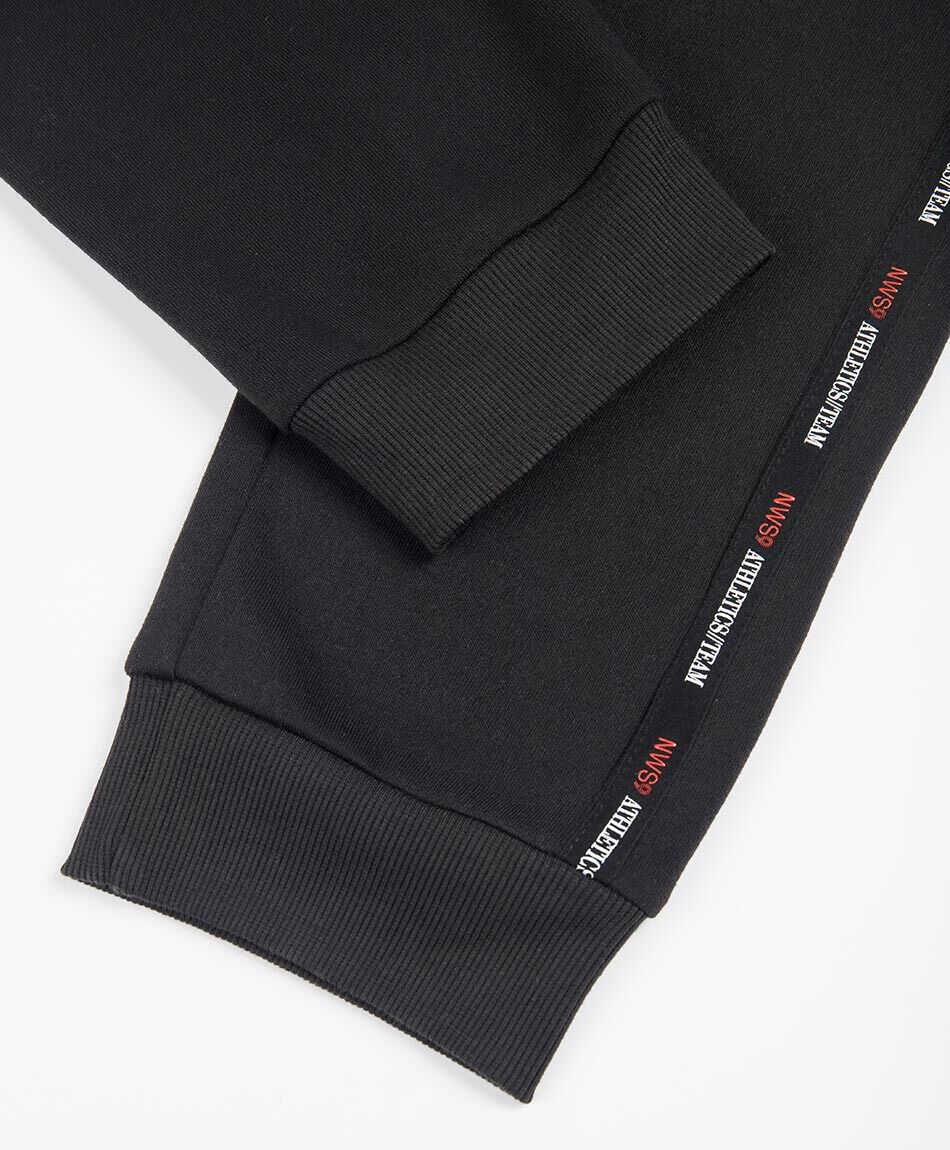 Pantal&oacute;n deportivo hombre l&iacute;neas texto