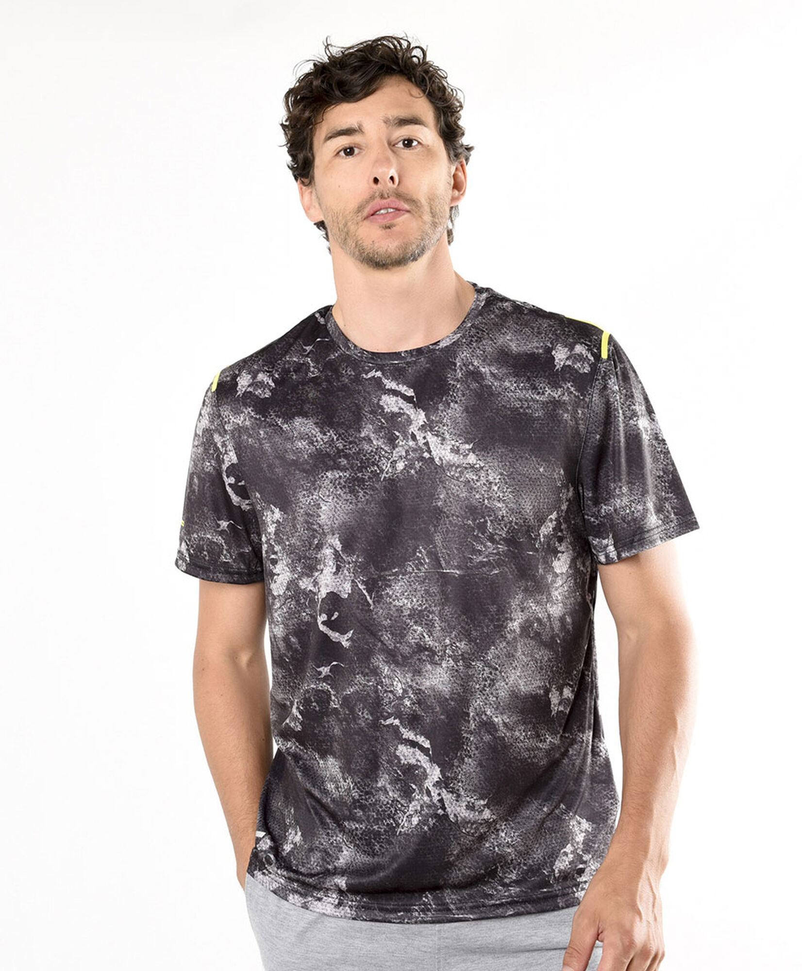 Polera deportiva hombre línea amarilla Polera deportiva hombre línea amarilla