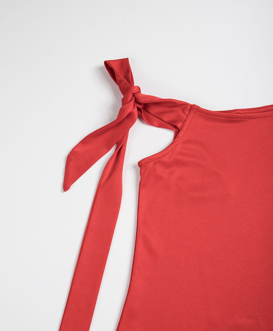 Polera mujer asim&eacute;trica lazo roja