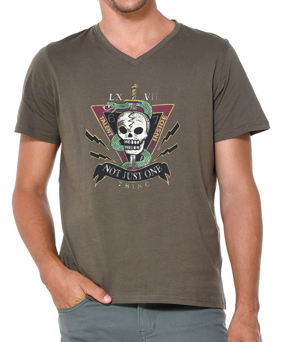 Polera estampada cuello v