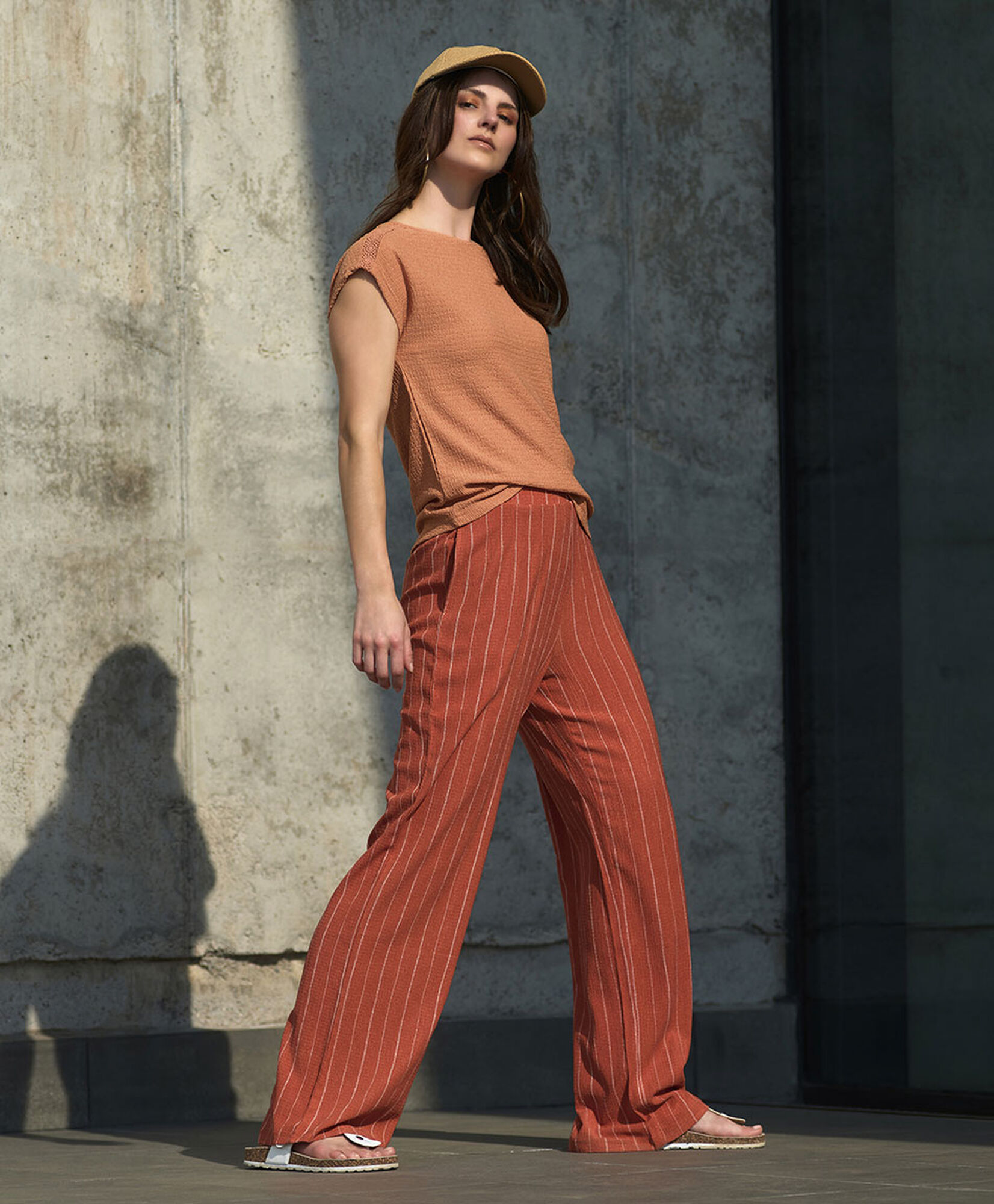 Pantalón mujer texturizado líneas Pantalón mujer texturizado líneas