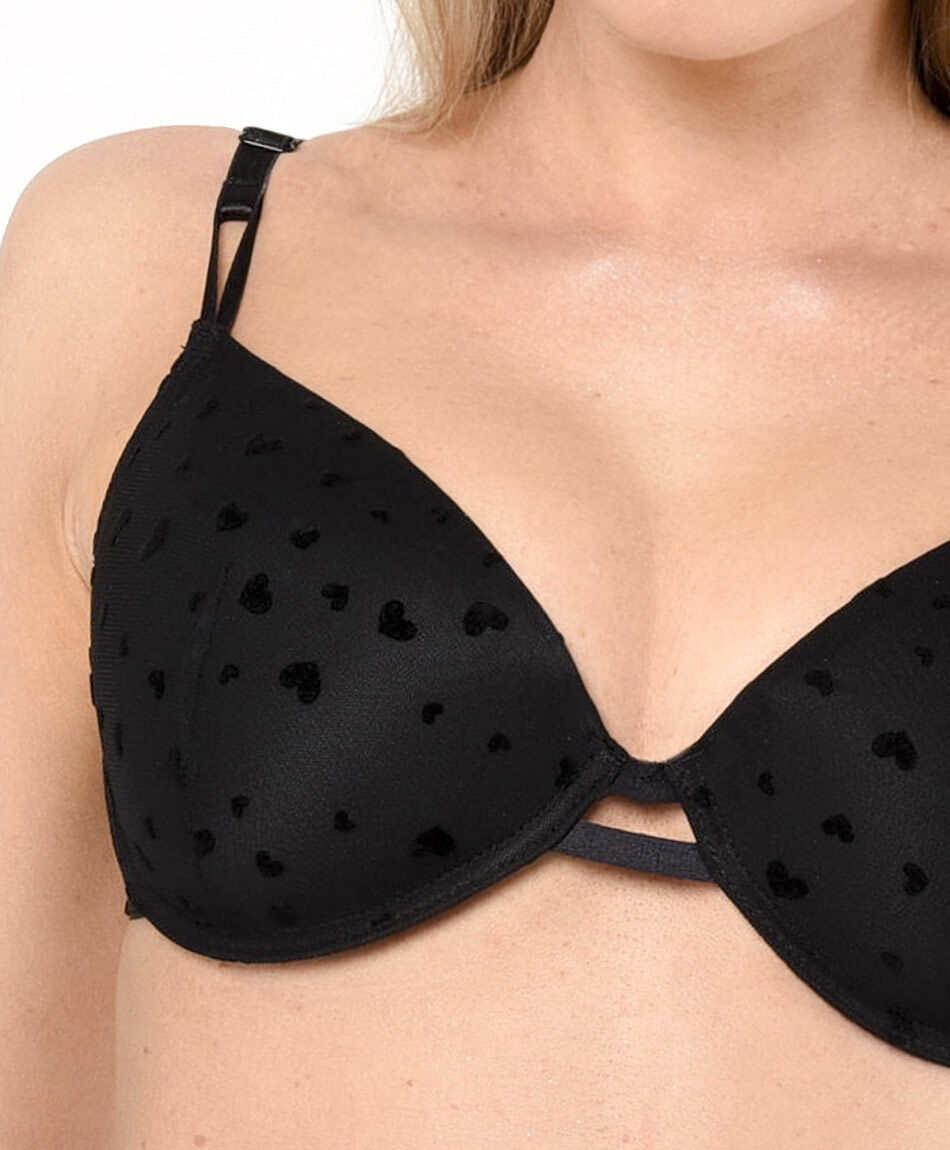 Sost&eacute;n mujer corazones