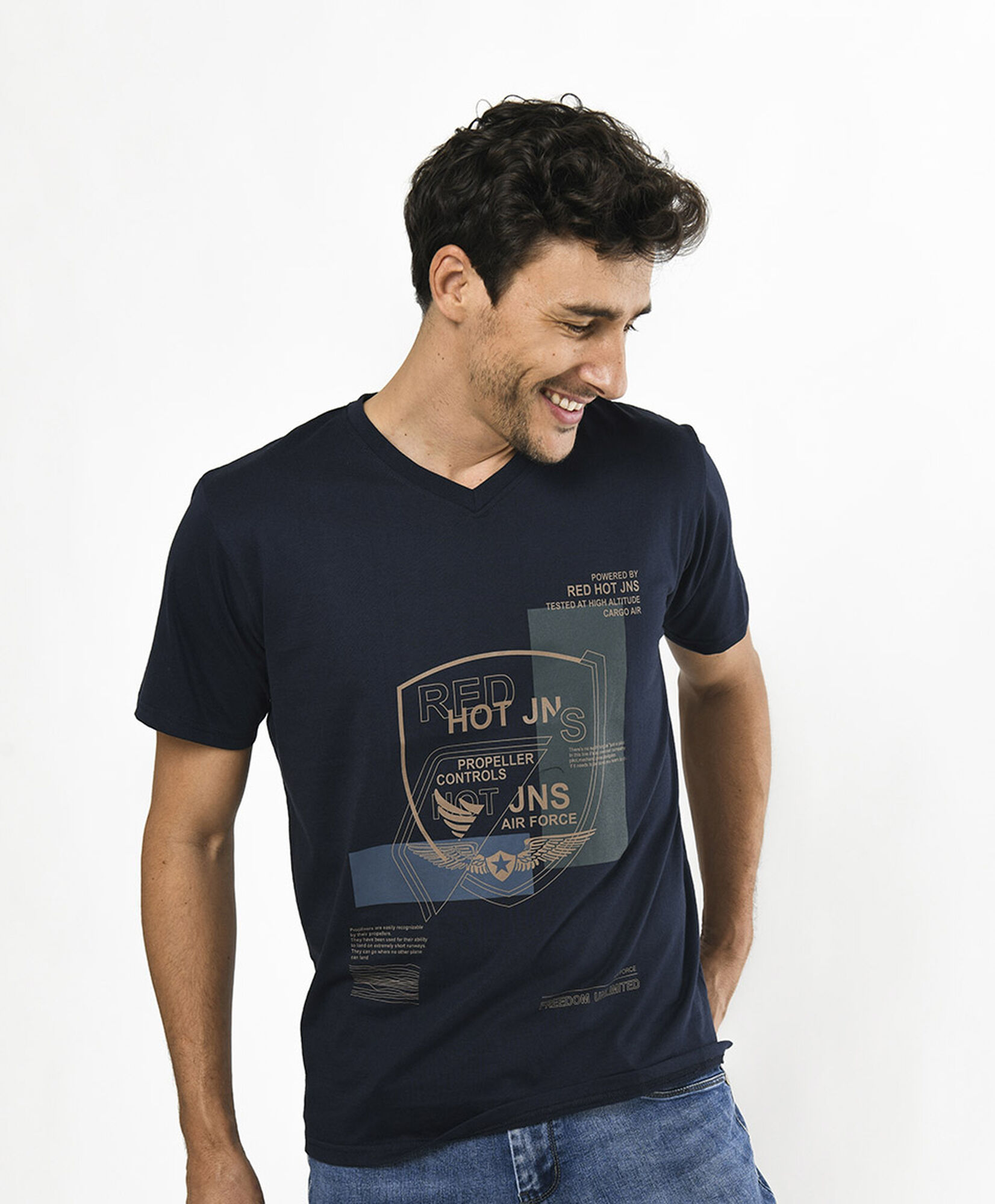 Polera hombre texto escudo Polera hombre texto escudo