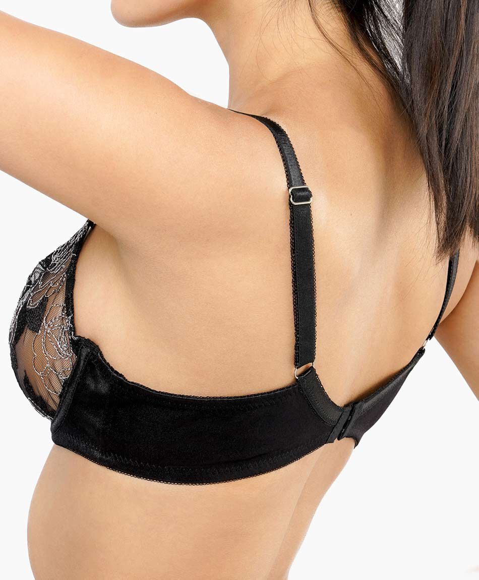 Sost&eacute;n mujer rosas bordadas