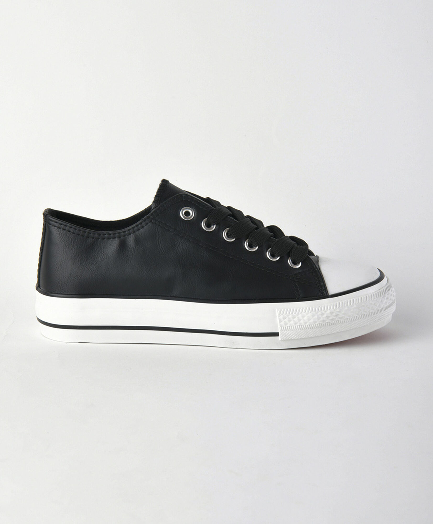 Zapatilla mujer negra estilo cuerina Zapatilla mujer negra estilo cuerina